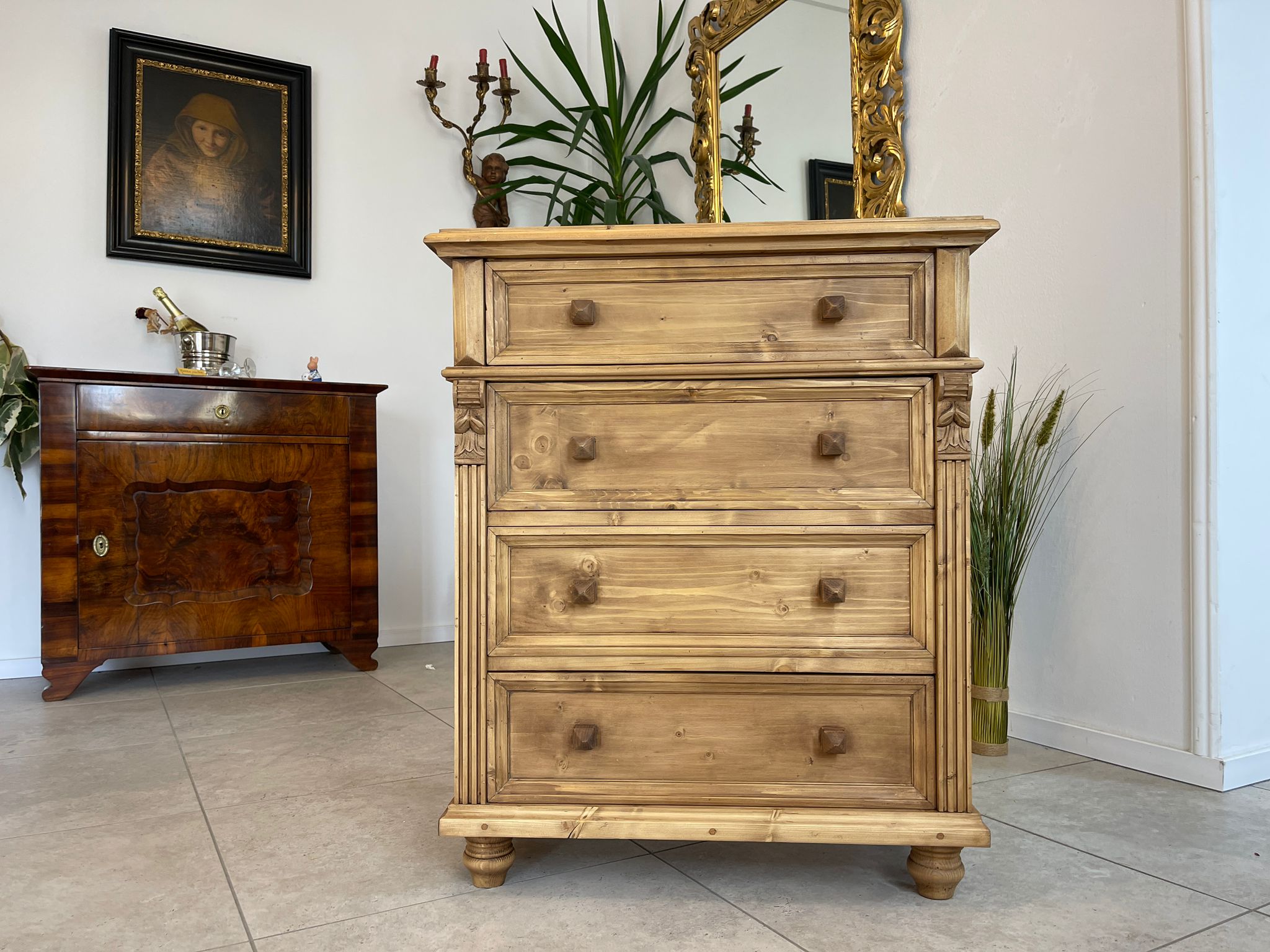 adab507d-3f73-48ca-9d57-040b7bd185a5 Bäuerliche 4 Ladenkommode Ladenschrank aus Vollholz im Gründerzeit-Stil G1056