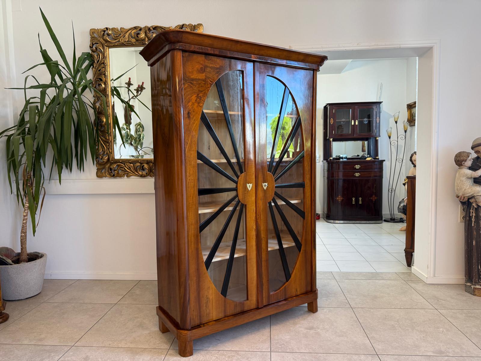 Biedermeier Vitrine Sonnenvitrine Bücherschrank Bibliotheksschrank Nussholz D2608