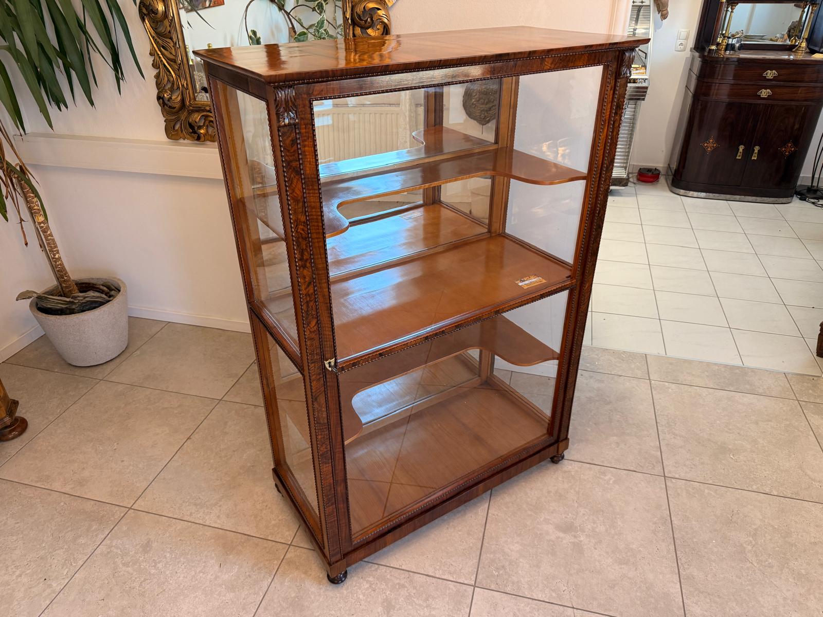 Restaurierte Biedermeier Vitrinenschrank Glasschrank Nussholz Antiquität D2769