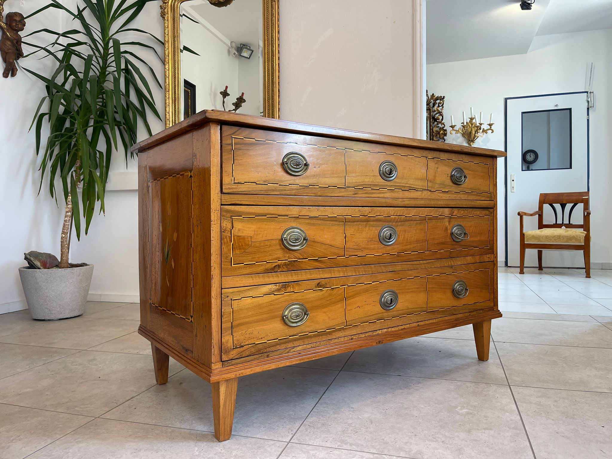 65ba2135-7c35-4186-89a0-0bd54a109a44 Sale Marketierte Josefinische Kommode A4691
