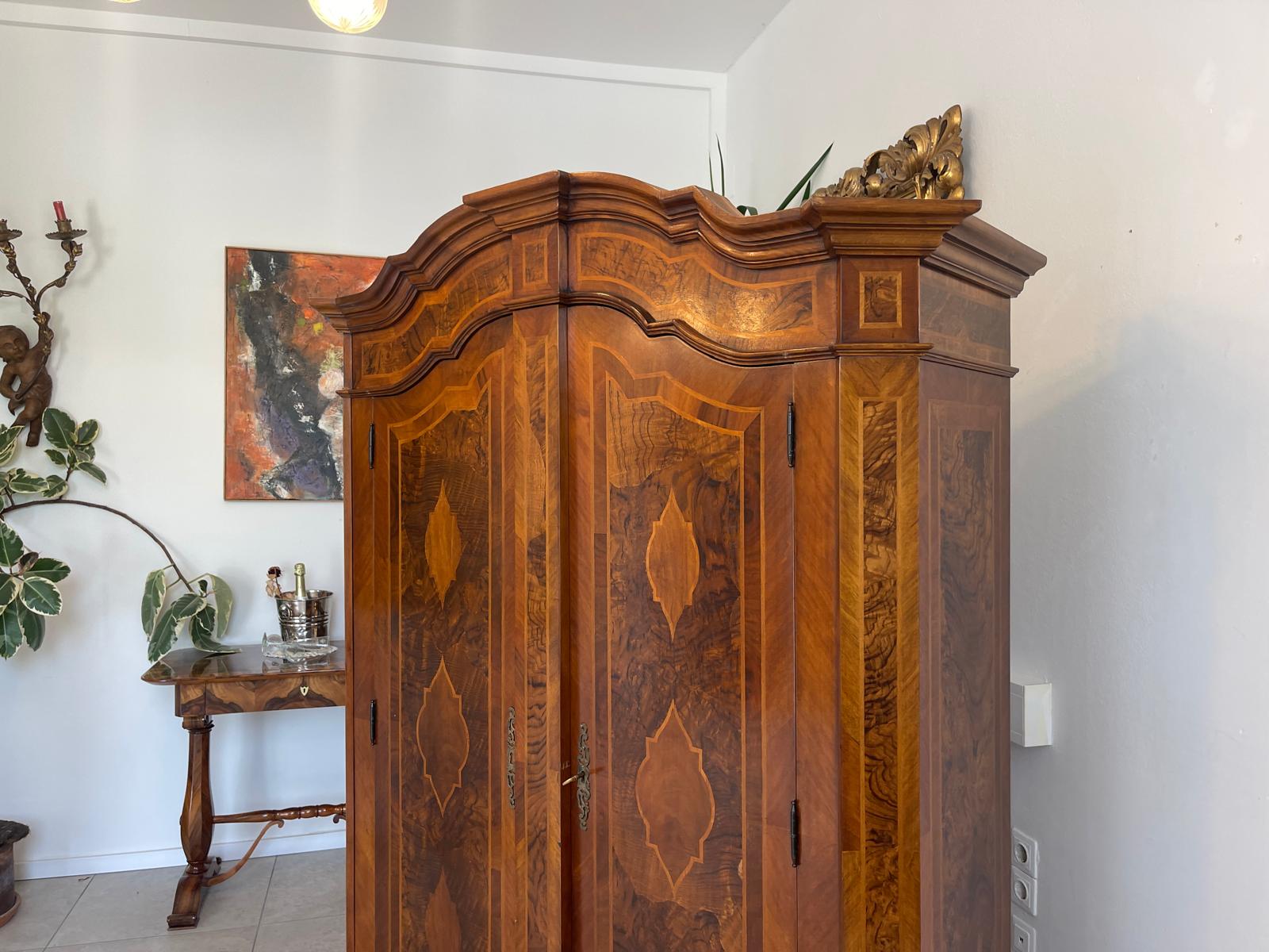 Barockstil Schrank Intarsiert Nussholz Bücherschrank Stilschrank G1714