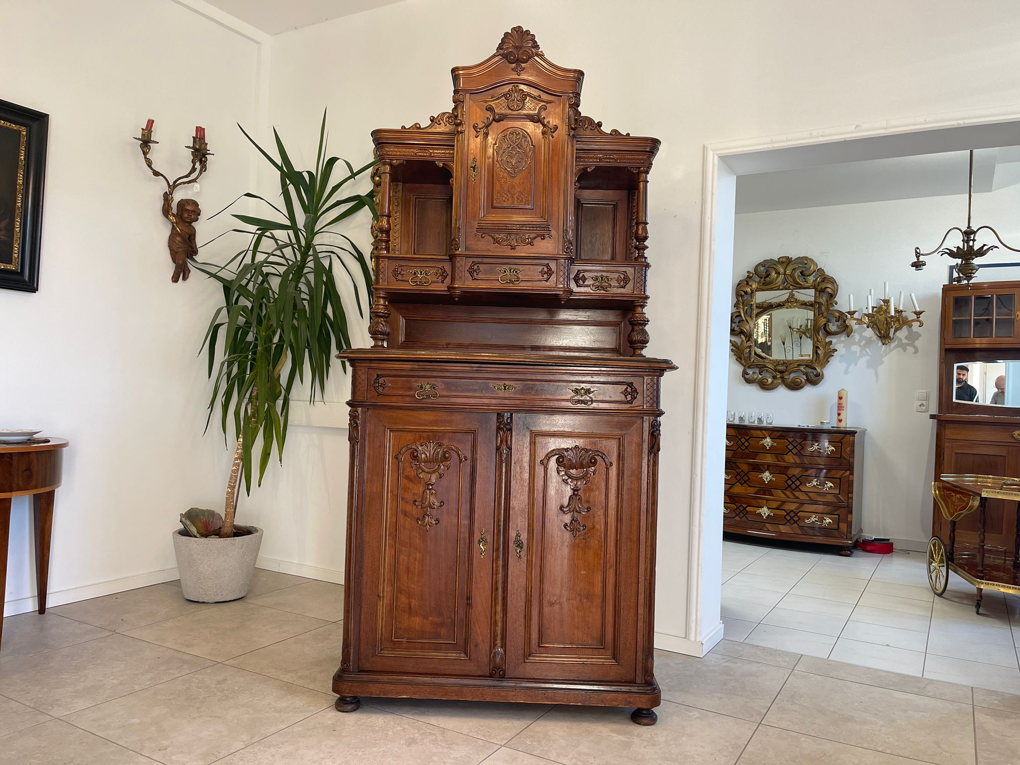 52e78e0e-c1b9-447d-b558-06761e56b265 Hübsches Pfeiferlbarock Aufsatzbuffet Aufsatzkredenz Altarschrank A5081