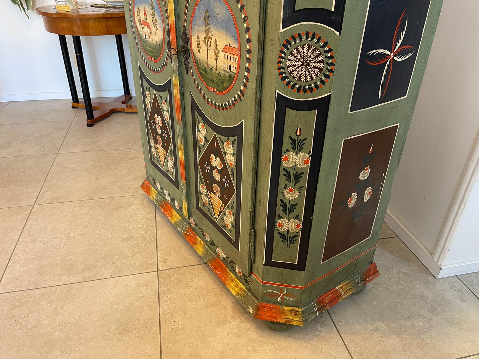 Handbemalter Bauernschrank mit Blumendekor, antiker Bauernkasten G1306