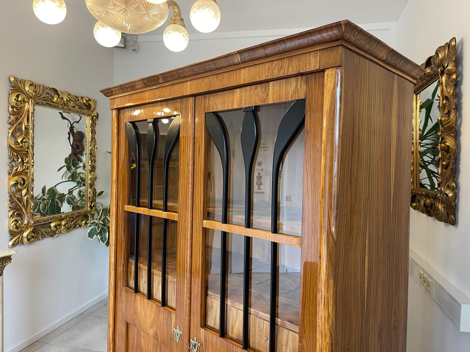 cd5e78e4-1d9d-48e3-9810-d0a8a350e132 Antiquität Sale Biedermeier Vitrine Bücherschrank Nussholz Antiquität A4932