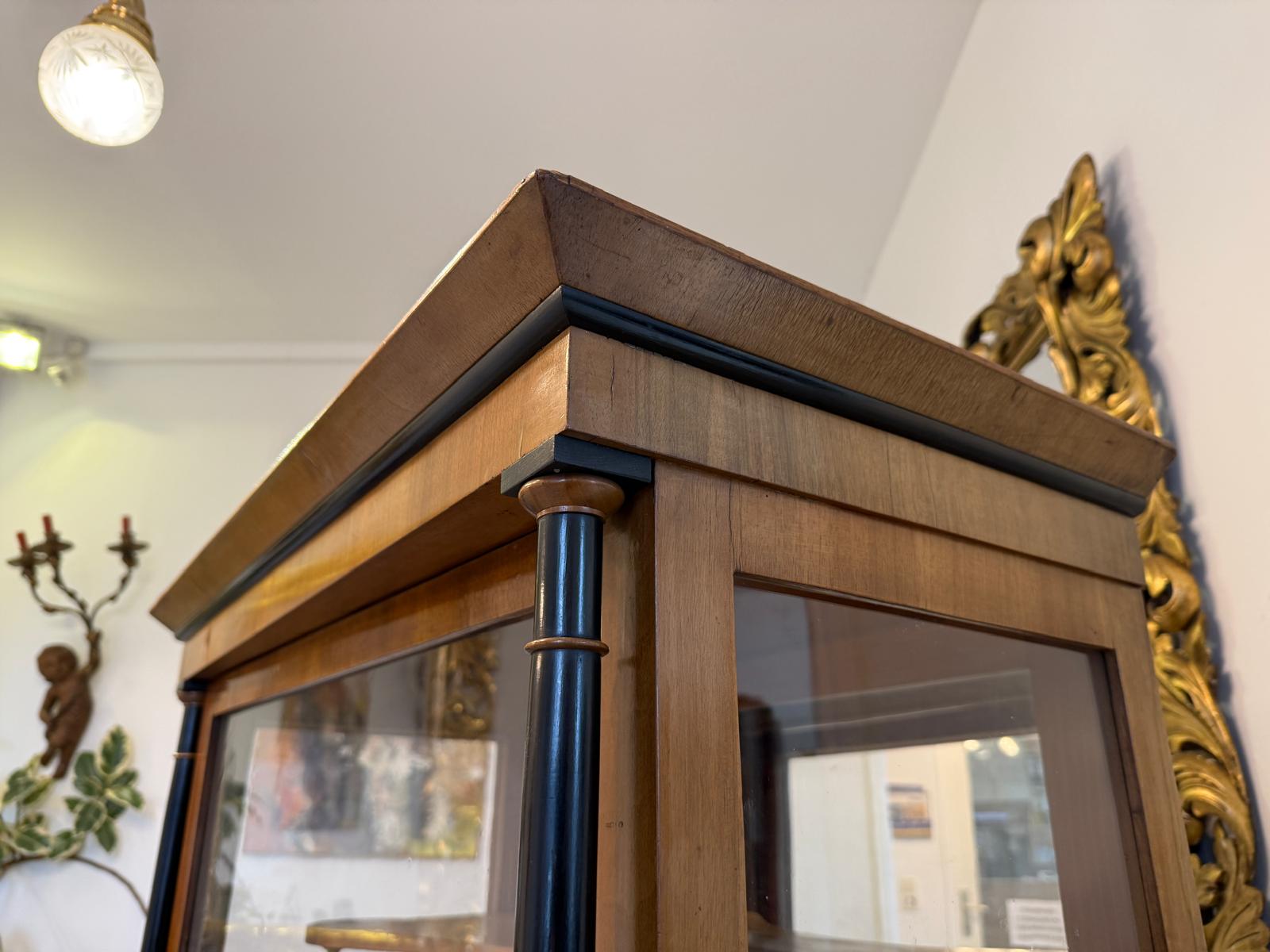 Originale Biedermeier Vitrine Bücherschrank Säulenvitrine Nussholz D1037