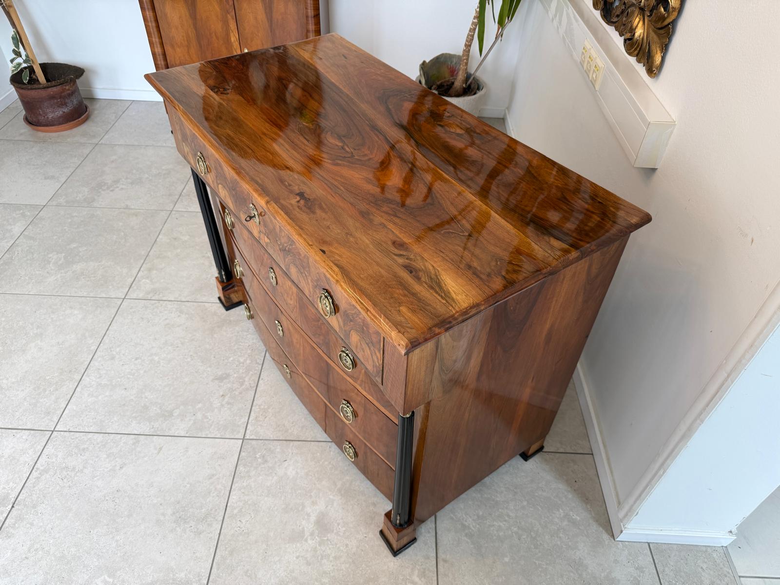 Empire Kommode Antiquität Säulenkommode Restaurierte Nussholzfurnierte  D2349