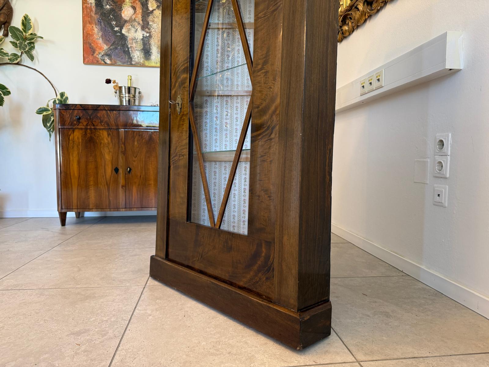 Originale Biedermeier Eckvitrine Bücherschrank Nussholz G1992