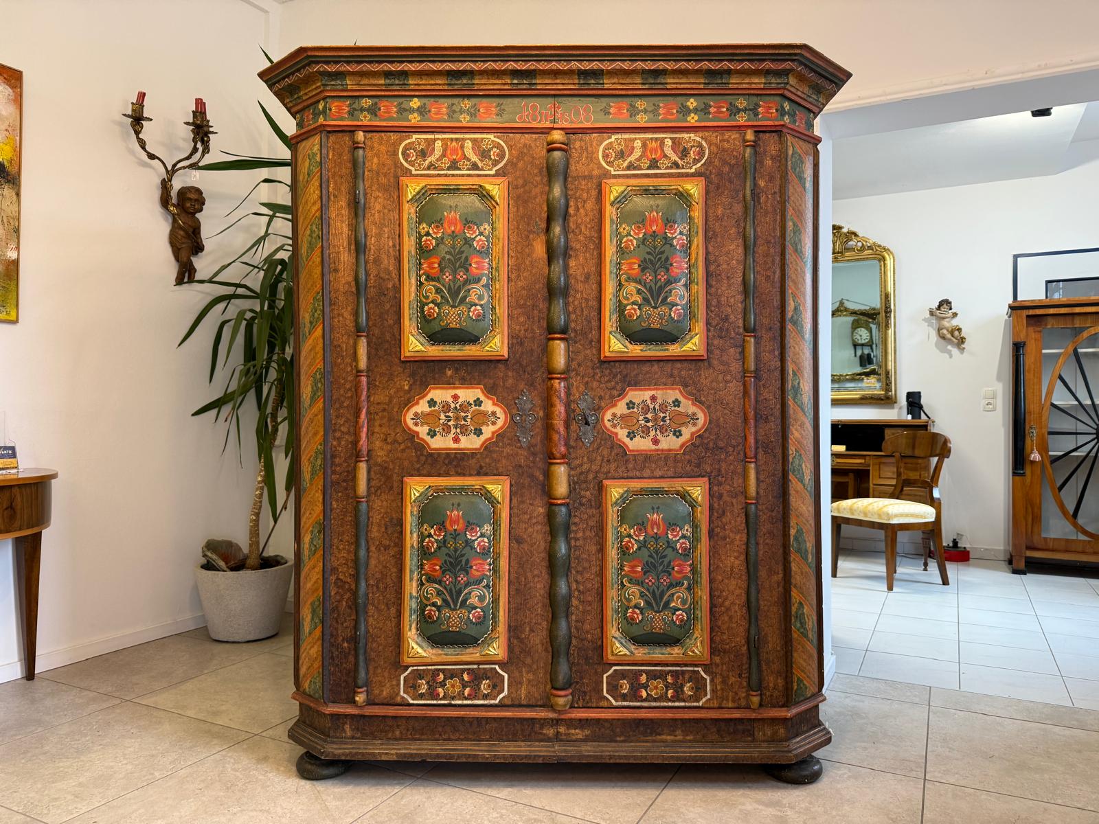 Handbemalter Bauernschrank mit Blumendekor, antiker Biedermeier Bauernkasten G2376