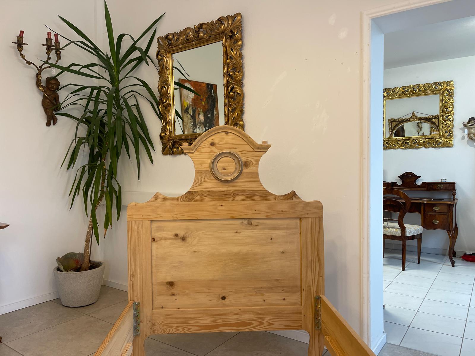 Bäuerliches Einzelbett aus massivem Holz Gründerzeit Steckbett G1672