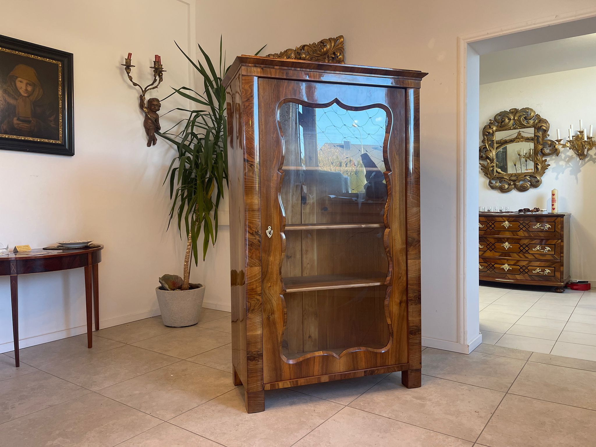01ec0cba-79de-4ec8-a29e-b47810591518 SALE Biedermeier Vitrine Bücherschrank Sammlervitrine, Nussholz A5102