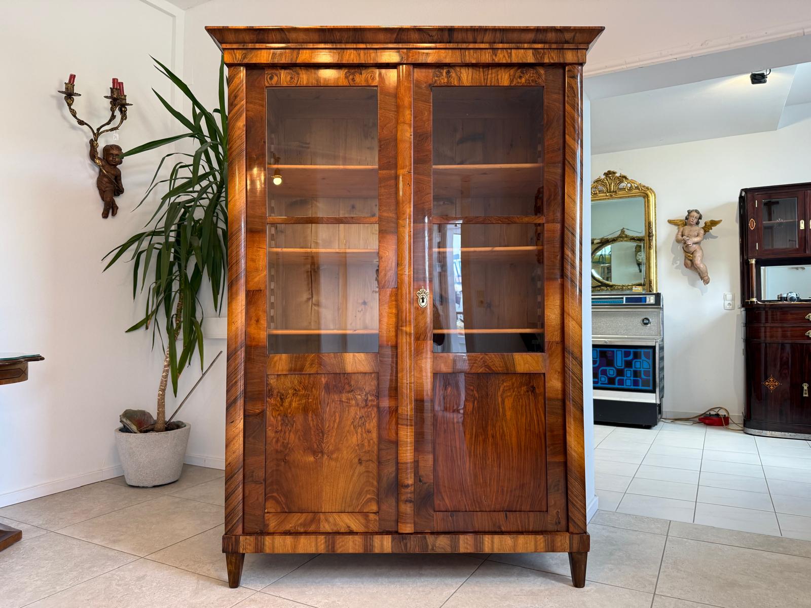 Biedermeier Vitrine Bücherschrank Restauriert Nussbaum Antiquität SALE D2372