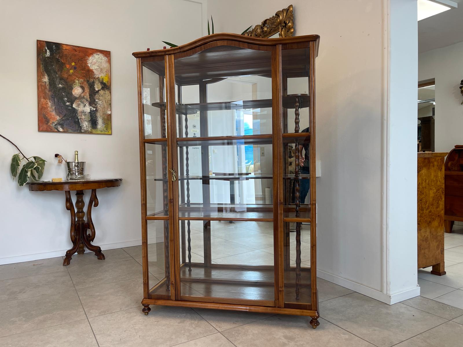 Restaurierte Biedermeier Vitrinenschrank Glasschrank Nussholz Antiquität G1742