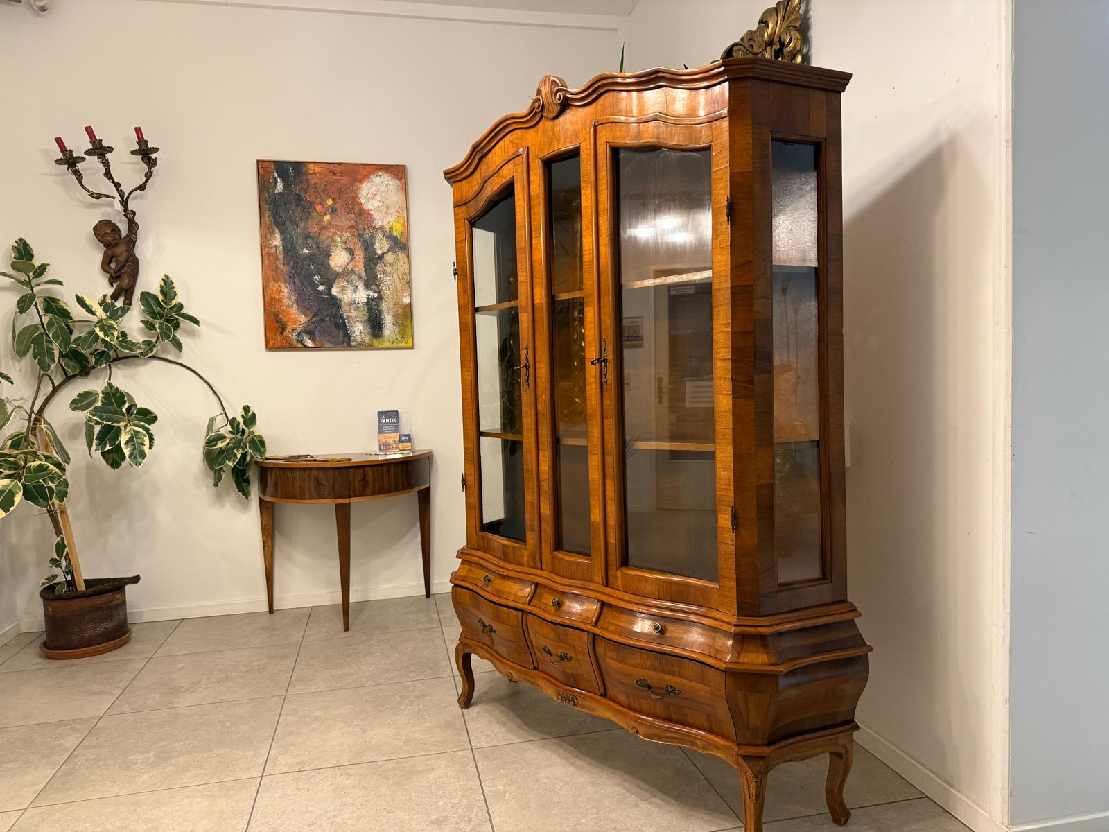 Barockstil Vitrine Nussholz Glasschrank Bücherschrank G2259