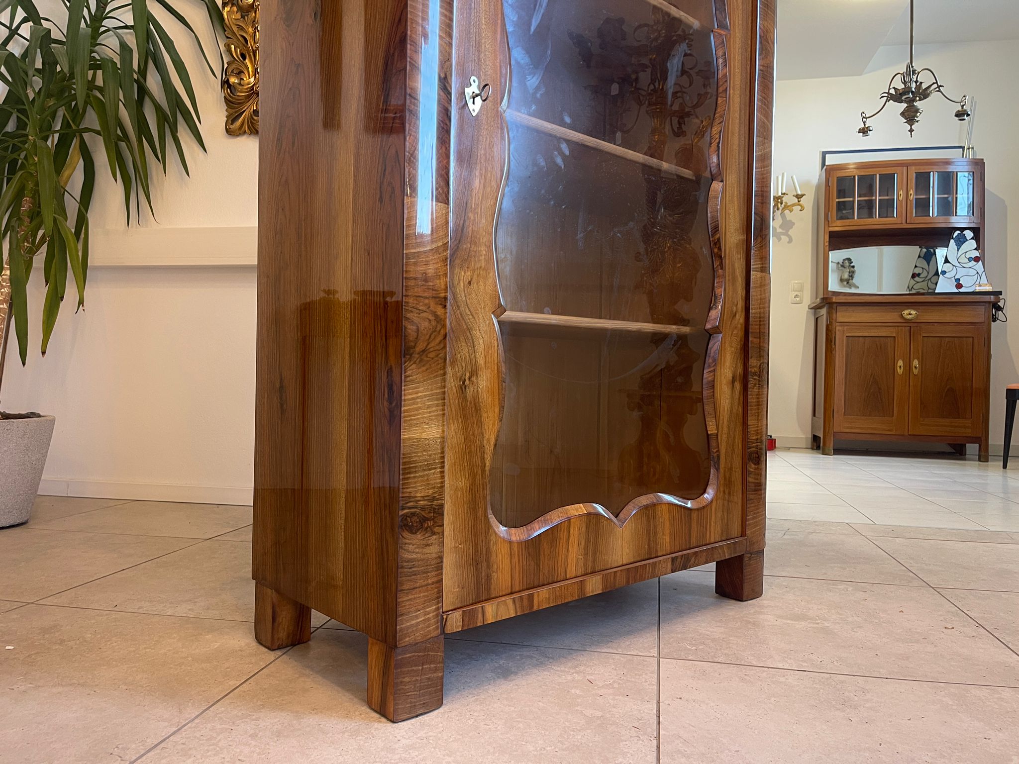 7292750e-8c40-4c28-bed9-b106373285ec SALE Biedermeier Vitrine Bücherschrank Sammlervitrine, Nussholz A5102