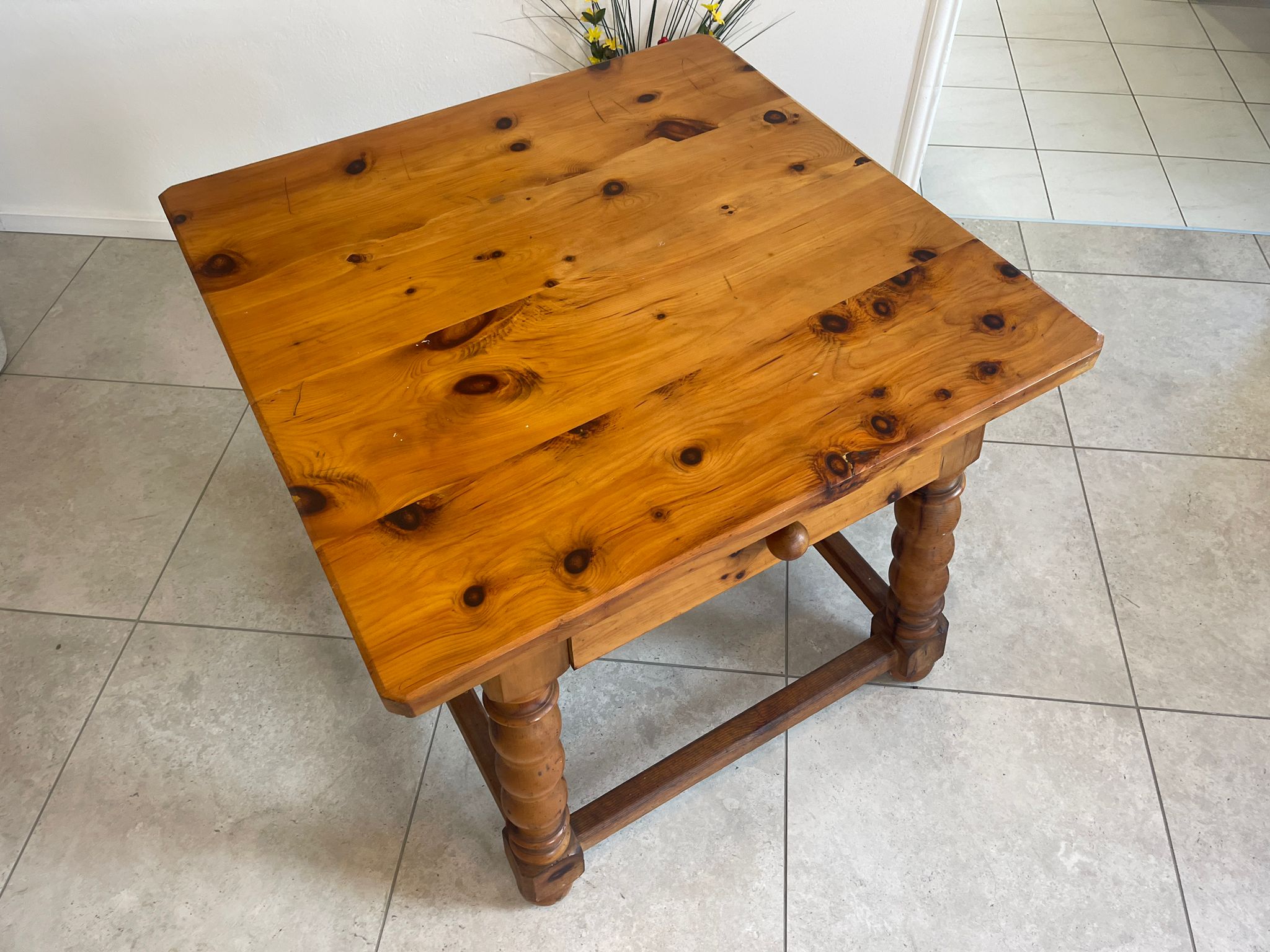 aa182b1a-58bb-48c5-9ea2-1a2c37c5723f Alter Bauerntisch aus Zirbenholz, rustikal und antik für Bauernstube A4768