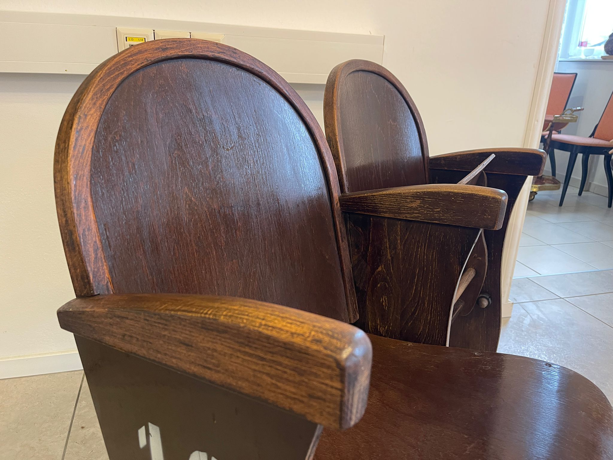 3ef661ad-c3e1-426c-8a80-de49f5711962 Praktische Kinostuhlreihe Kinosessel 2er Reihe Klappstuhl Braun A5070