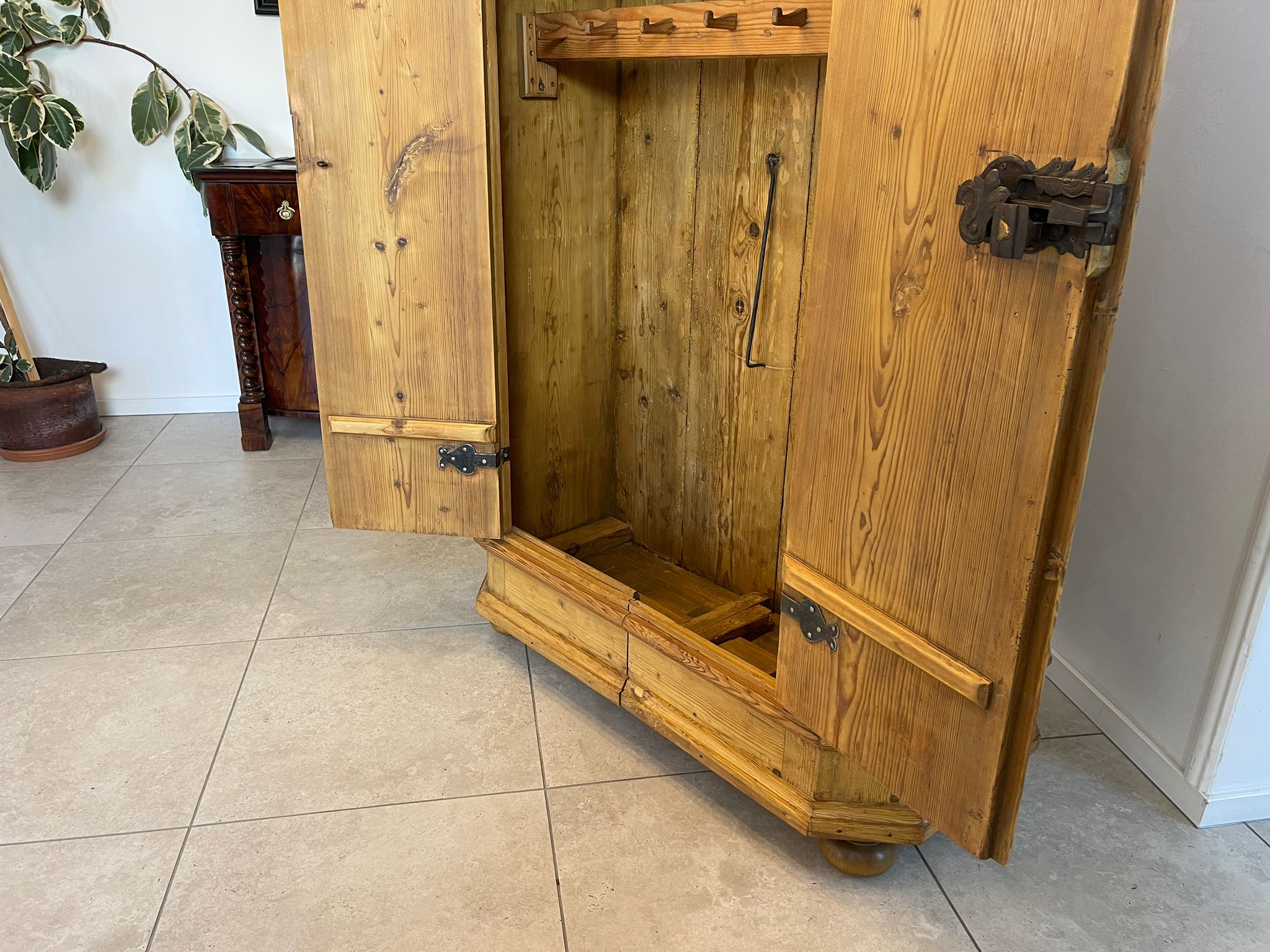 93d2d1aa-afe5-475d-9d6f-d76260e67d5d Bauernschrank Barockschrank Barock Hallenschrank Kasten A4975