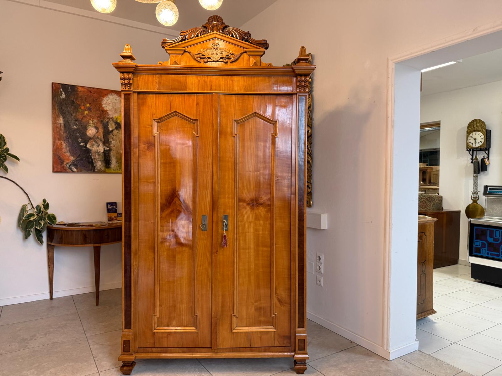 Altrestaurierter Gründerzeit Kasten Kleiderkasten Nussholz Kronenschrank D1065-1