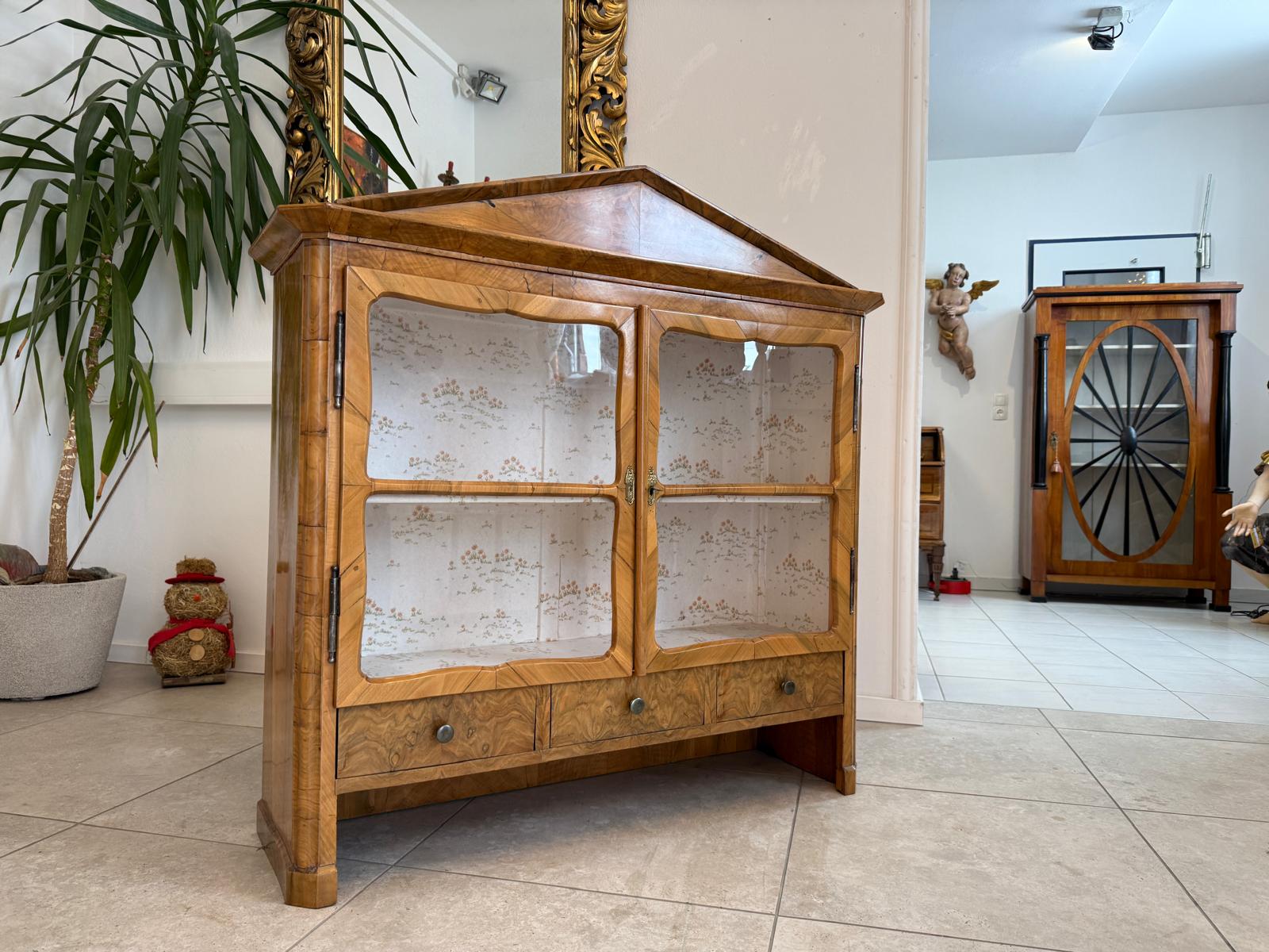 Originaler josefinischer Vitrinenaufsatz Wandboard D1008