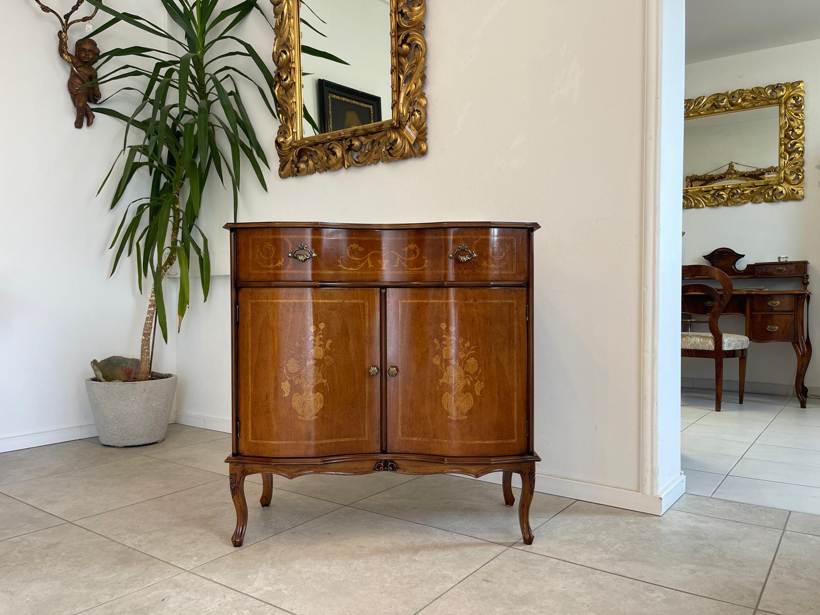 Zierliche marketierte Anrichte Sideboard Kommode Barockstil G1595