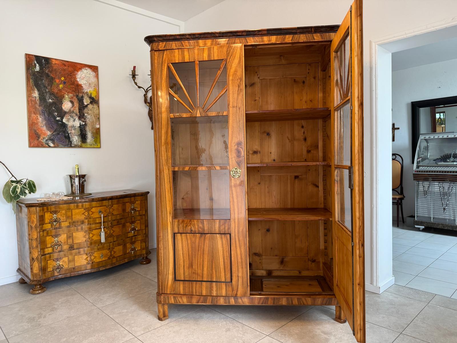 Sale Biedermeier Vitrine Sonnenvitrine Bibliotheksschrank Nussholz D2677