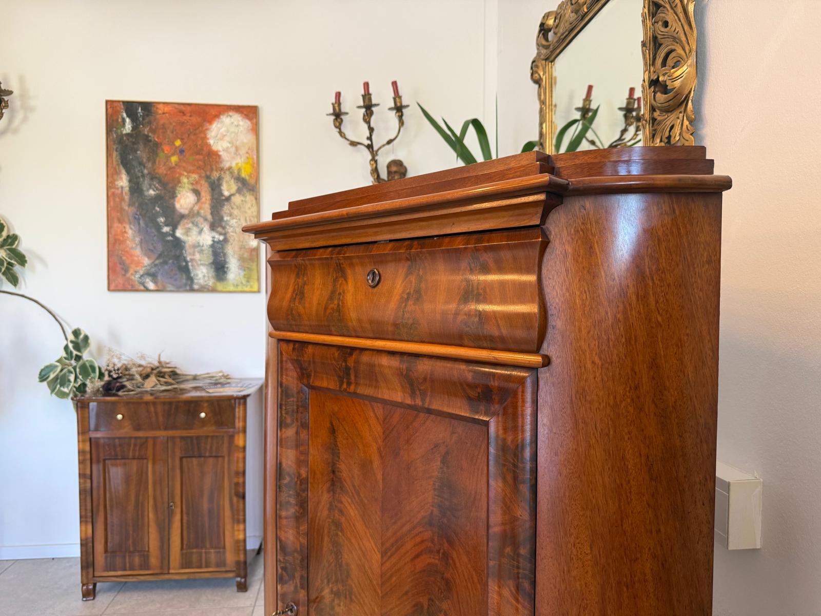 Biedermeier Eckschrank Eckanrichte Originalstück aus Nussholz D2904