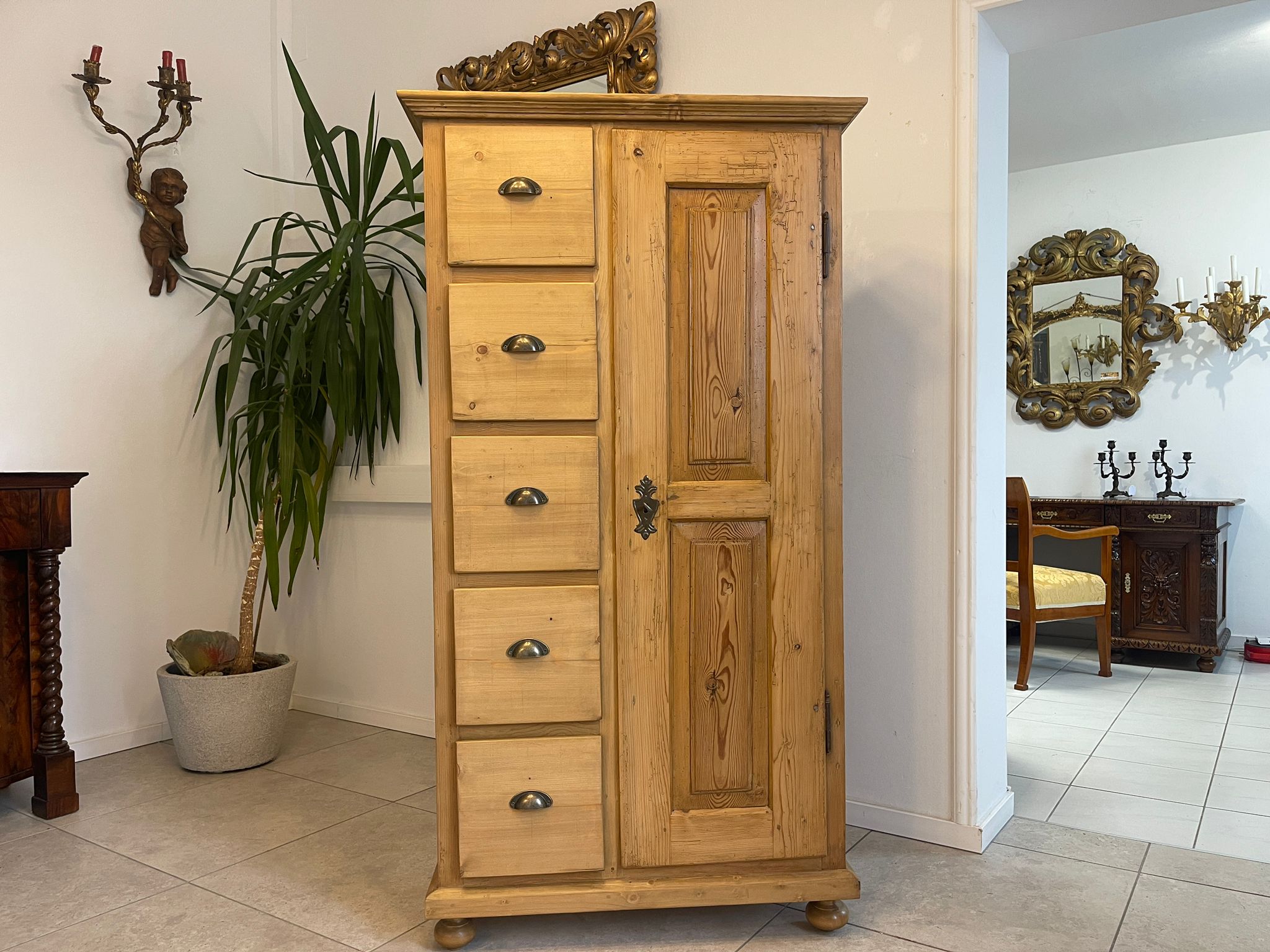 f459e4a3-8310-4541-a3fc-a5af0f50f1ef Bäuerlicher uriger Brotschrank Almerschrank Speiskasten Bauernkasten A5034