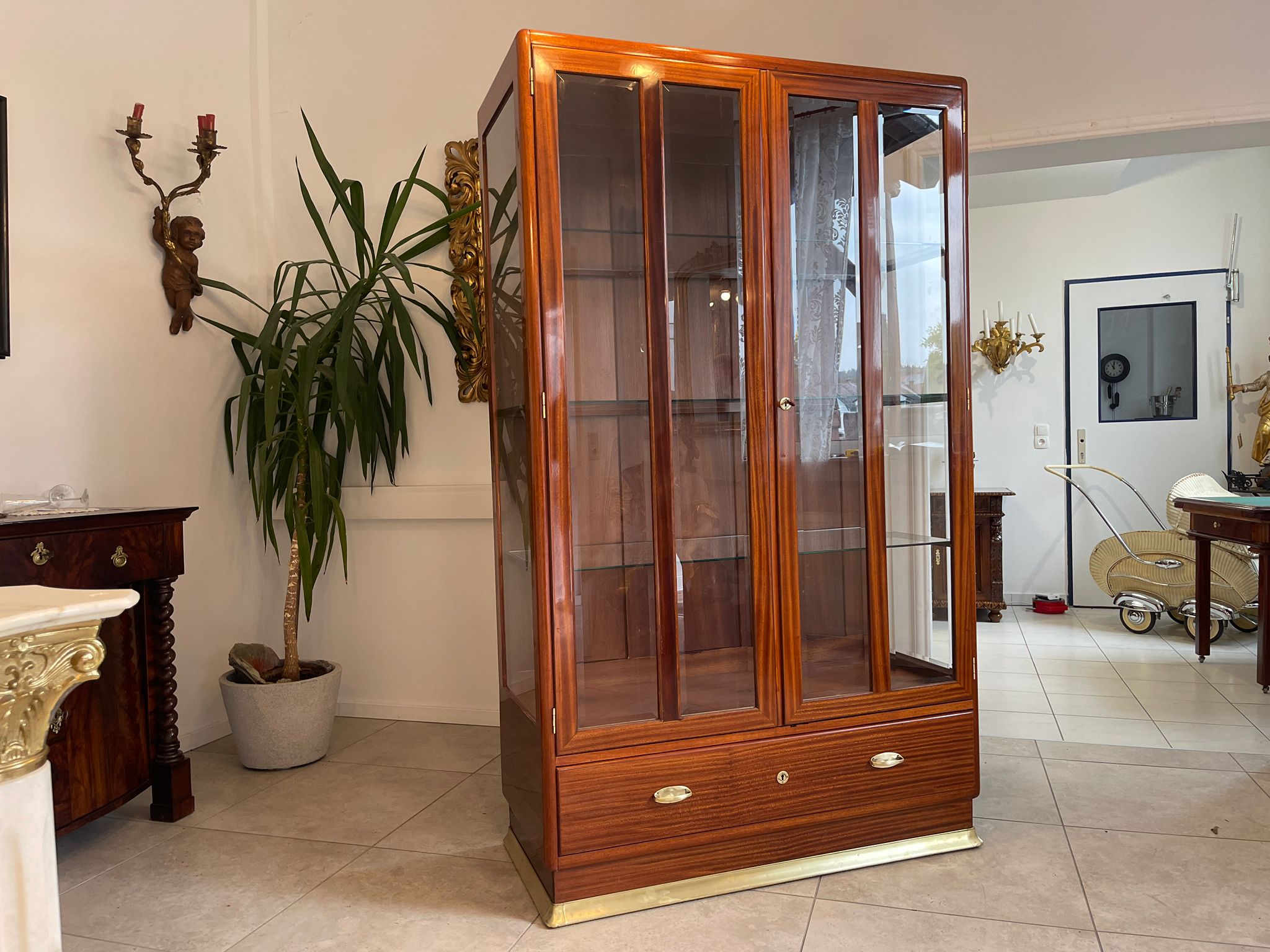 d7c41444-aa6c-4e68-8fa3-7a5dd8e2b5a2-1 Restaurierter Jugendstil Glasschrank Bücherschrank Vitrinenschrank A4930