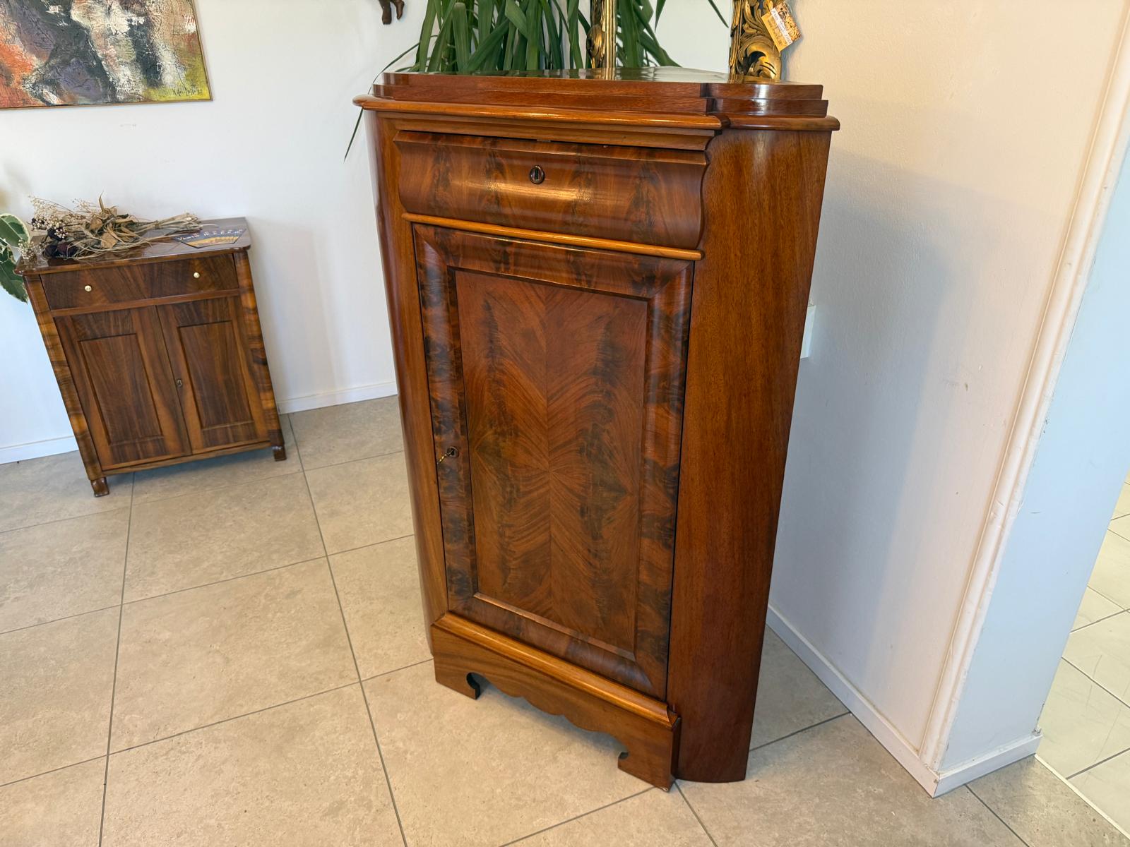 Biedermeier Eckschrank Eckanrichte Originalstück aus Nussholz D2904