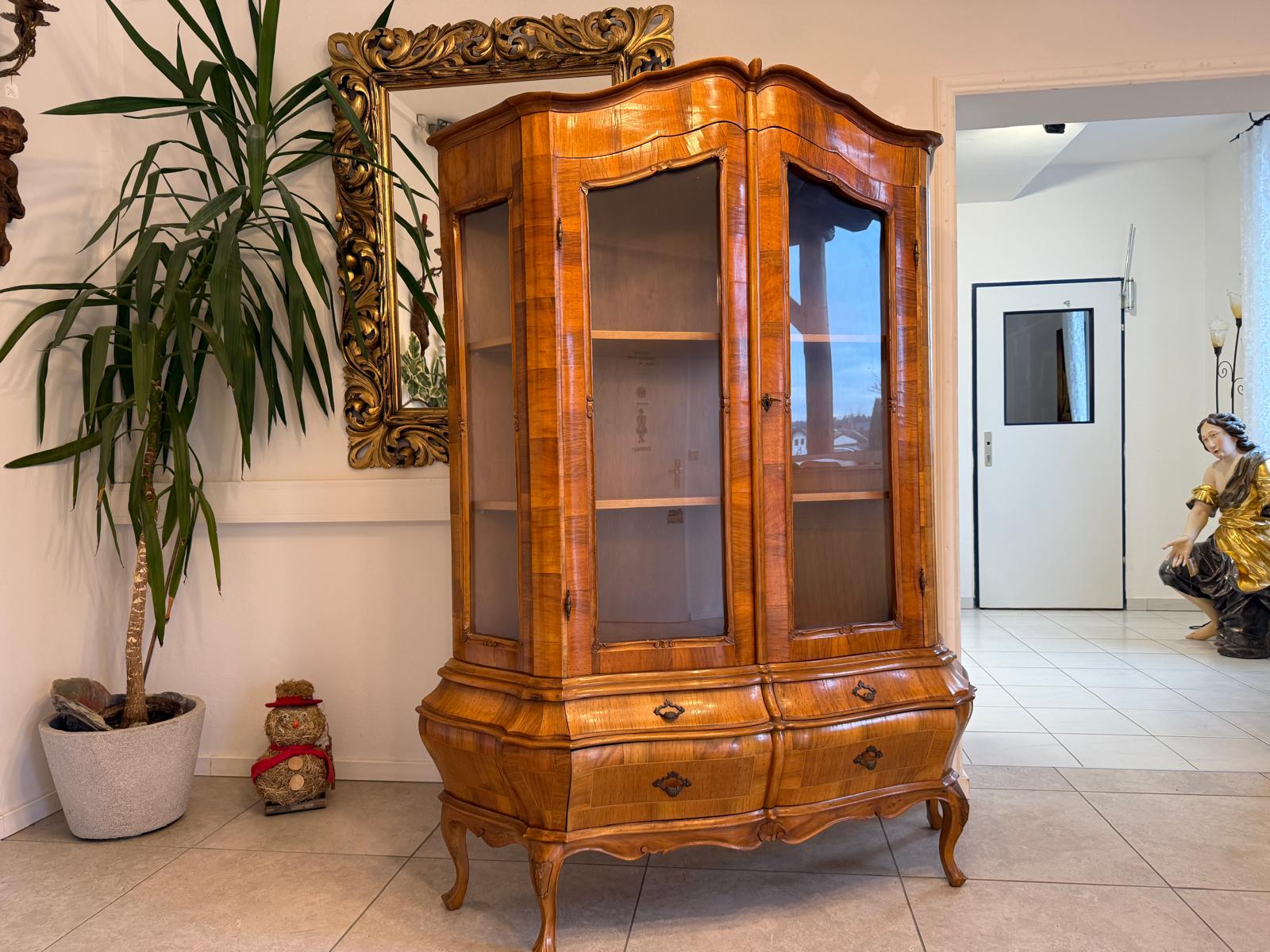 Barockstil Vitrine Intarsiert Nussholz Bücherschrank Stilschrank G2304