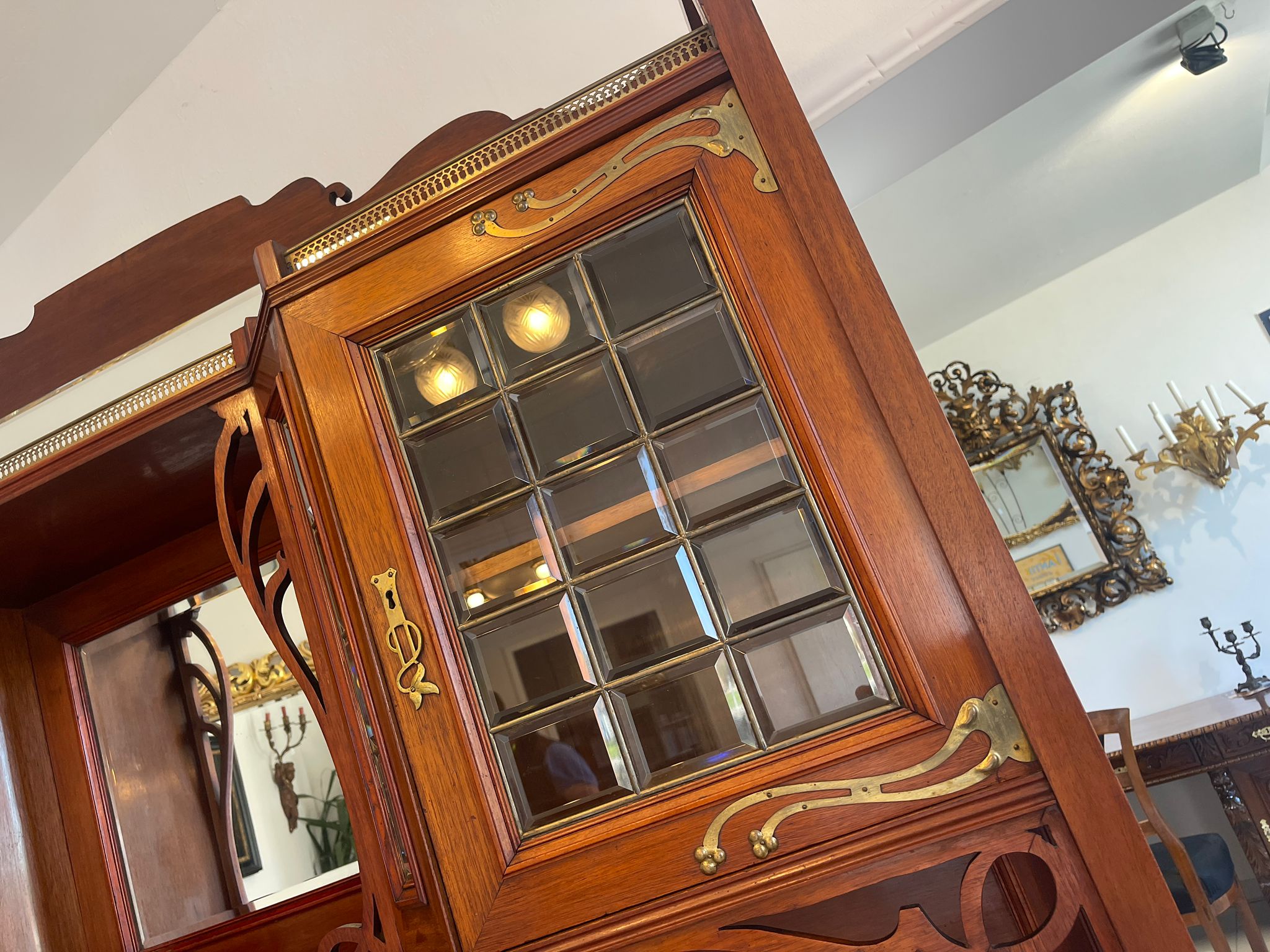 1d237bce-f707-4b68-8ed2-c3f53cf97526 Originales Jugendstil Aufsatzbuffet Bücherschrank Vitrinenschrank A4909