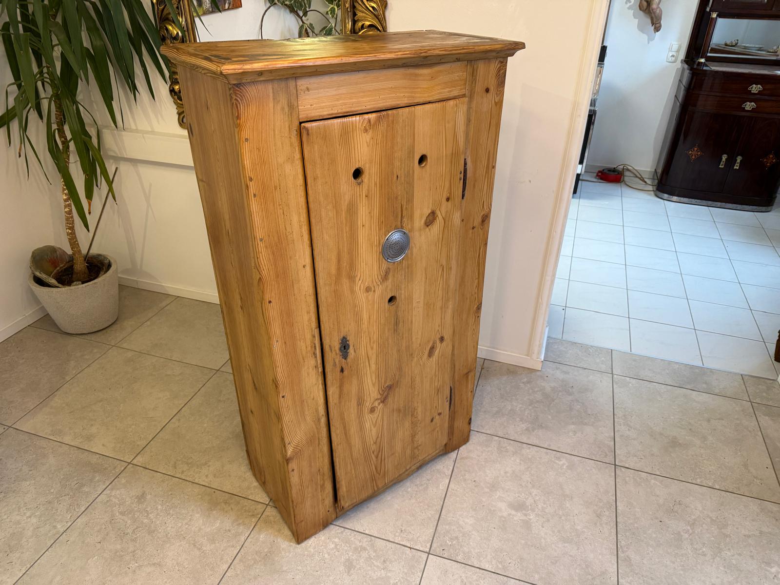Uriger Brotschrank Biedermeier Almerschrank Vorratsschrank Bauernkasten D1052-1