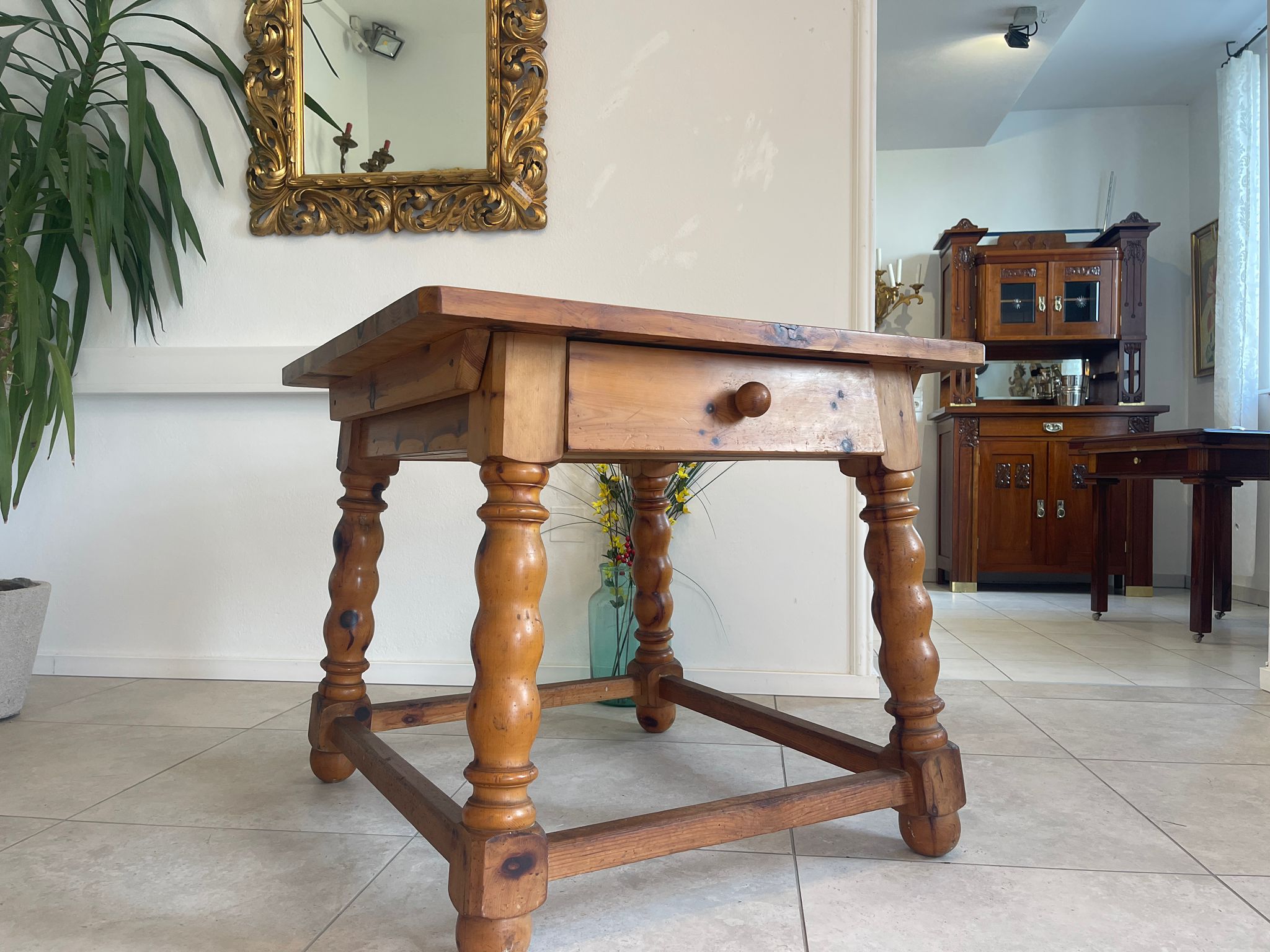 f2db9a6f-60d4-4f63-9ee0-cd6ffdd818c2 Alter Bauerntisch aus Zirbenholz, rustikal und antik für Bauernstube A4768