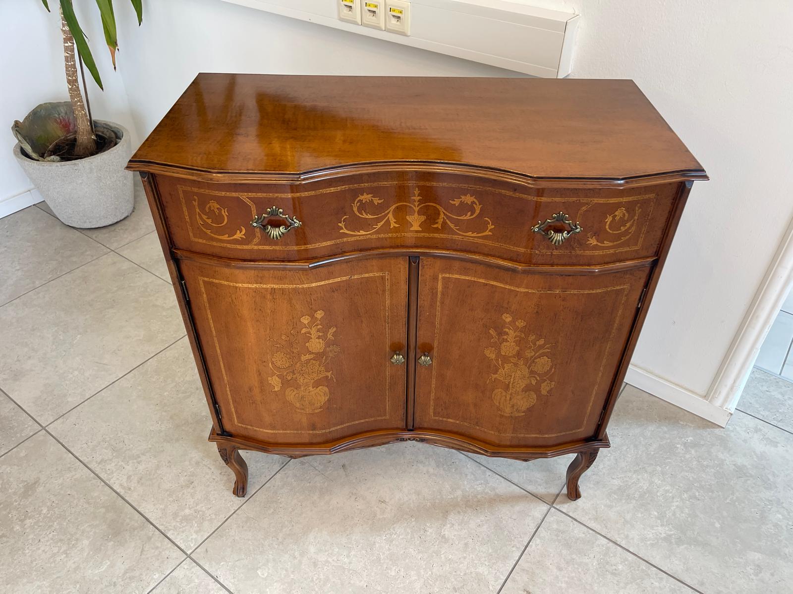 Zierliche marketierte Anrichte Sideboard Kommode Barockstil G1595