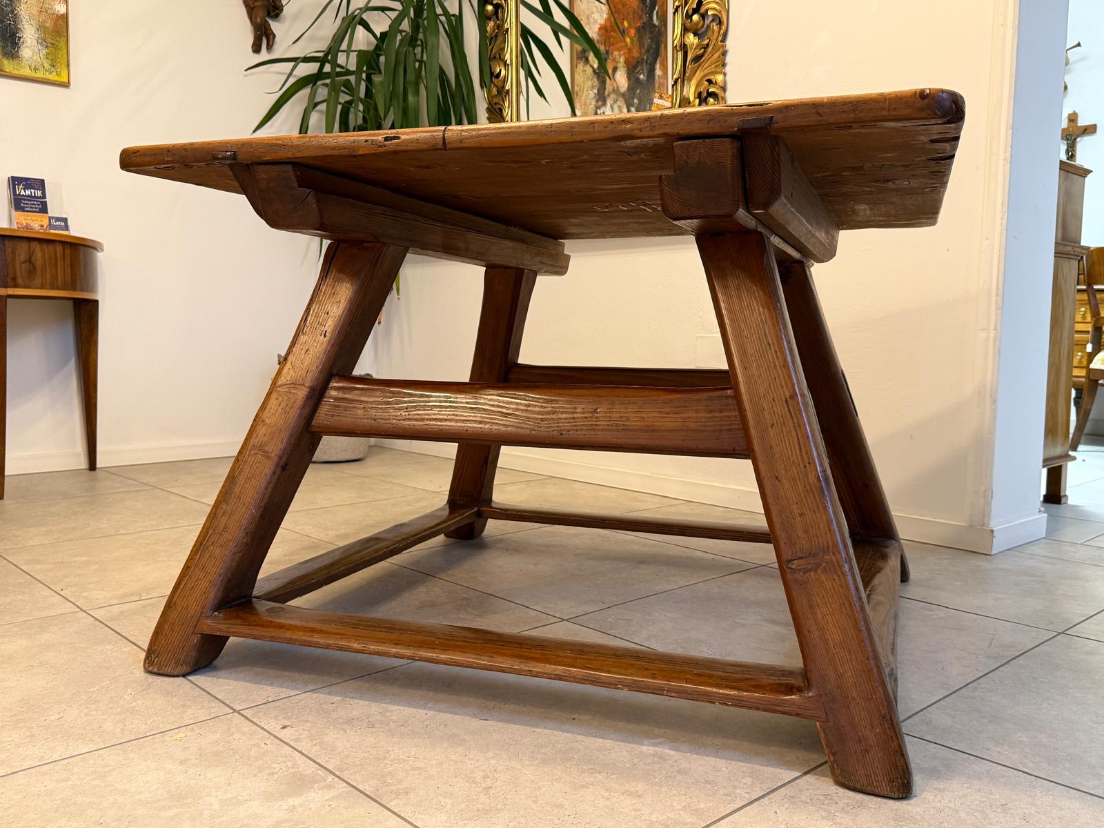 Uriger Jogltisch Bauerntisch Naturholz Hüttentisch Naturholztisch G2245