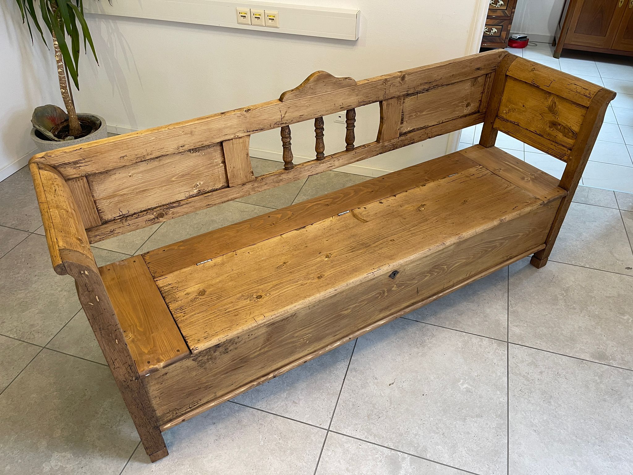 512511d3-93c6-48b9-a6b4-2a341a828725 Provinzielle Biedermeier Truhenbank Landhausbank A5065