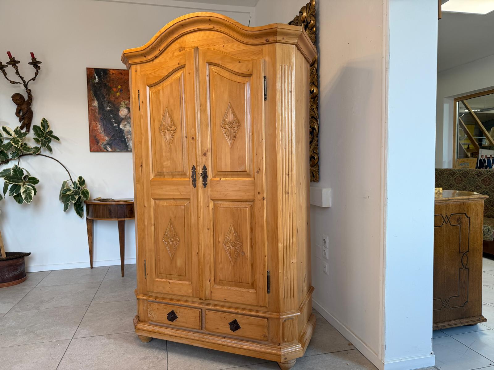 Traum Bauernschrank Landhausschrank Barockstil Kleiderkasten G1042