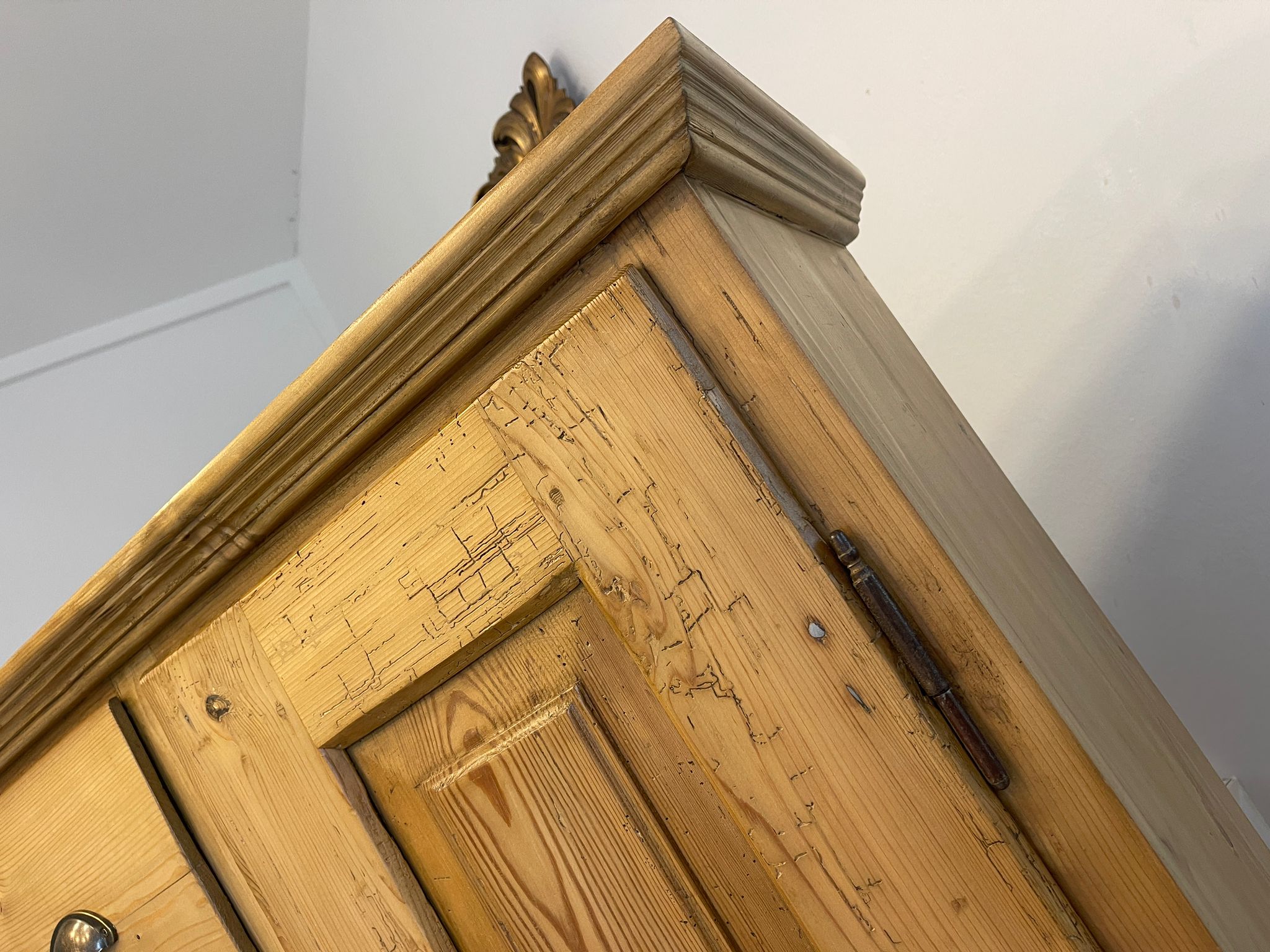 ad61892b-d5bc-4035-a0dd-7a38598d062d Bäuerlicher uriger Brotschrank Almerschrank Speiskasten Bauernkasten A5034