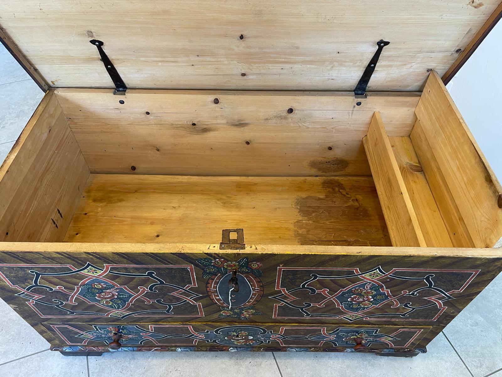 Urige gefasste bemalte Bauerntruhe mit Blumenmotiven G1270