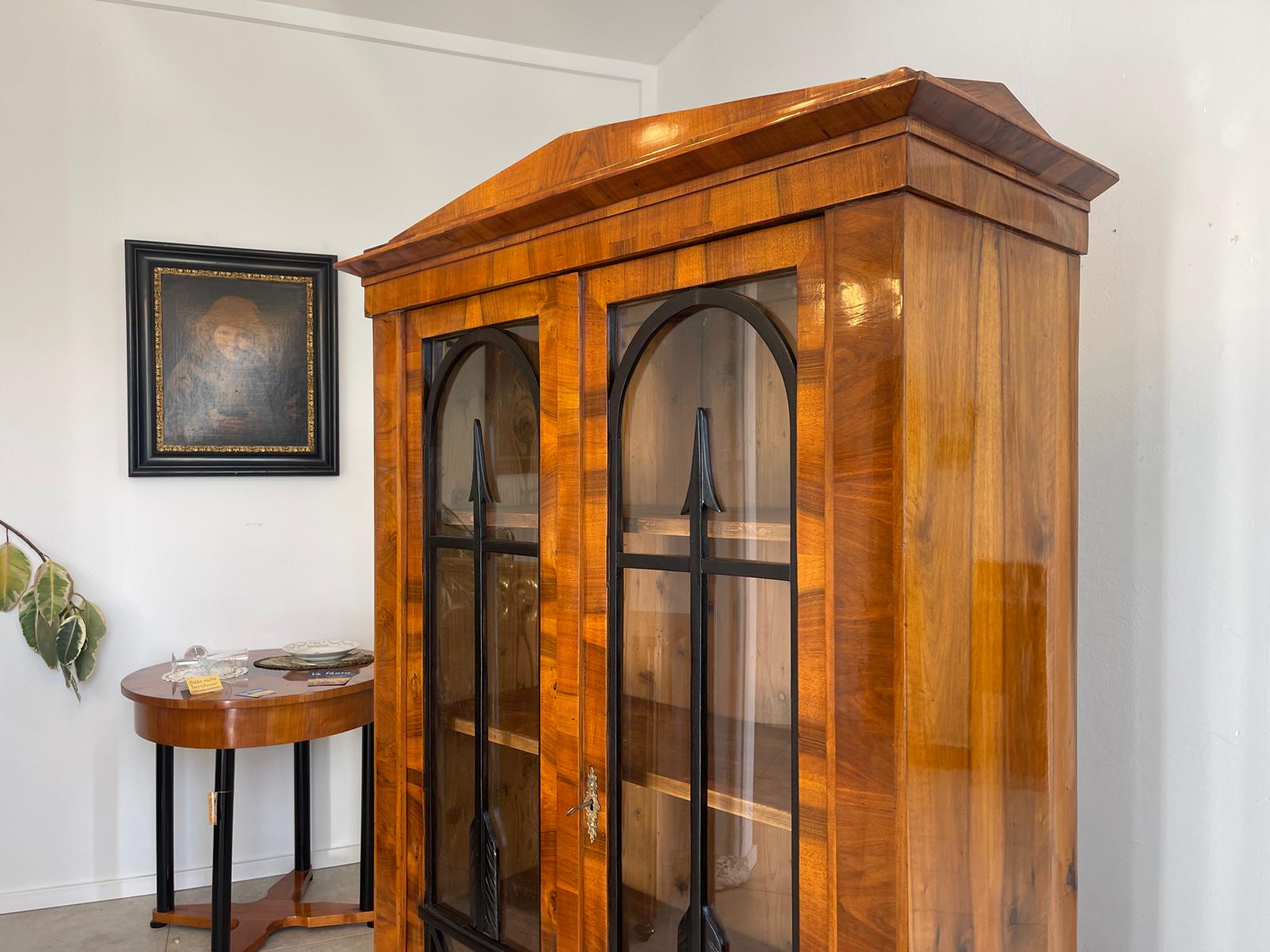 Altrestaurierte Biedermeier Vitrinenschrank Glasschrank Nussholz G1286
