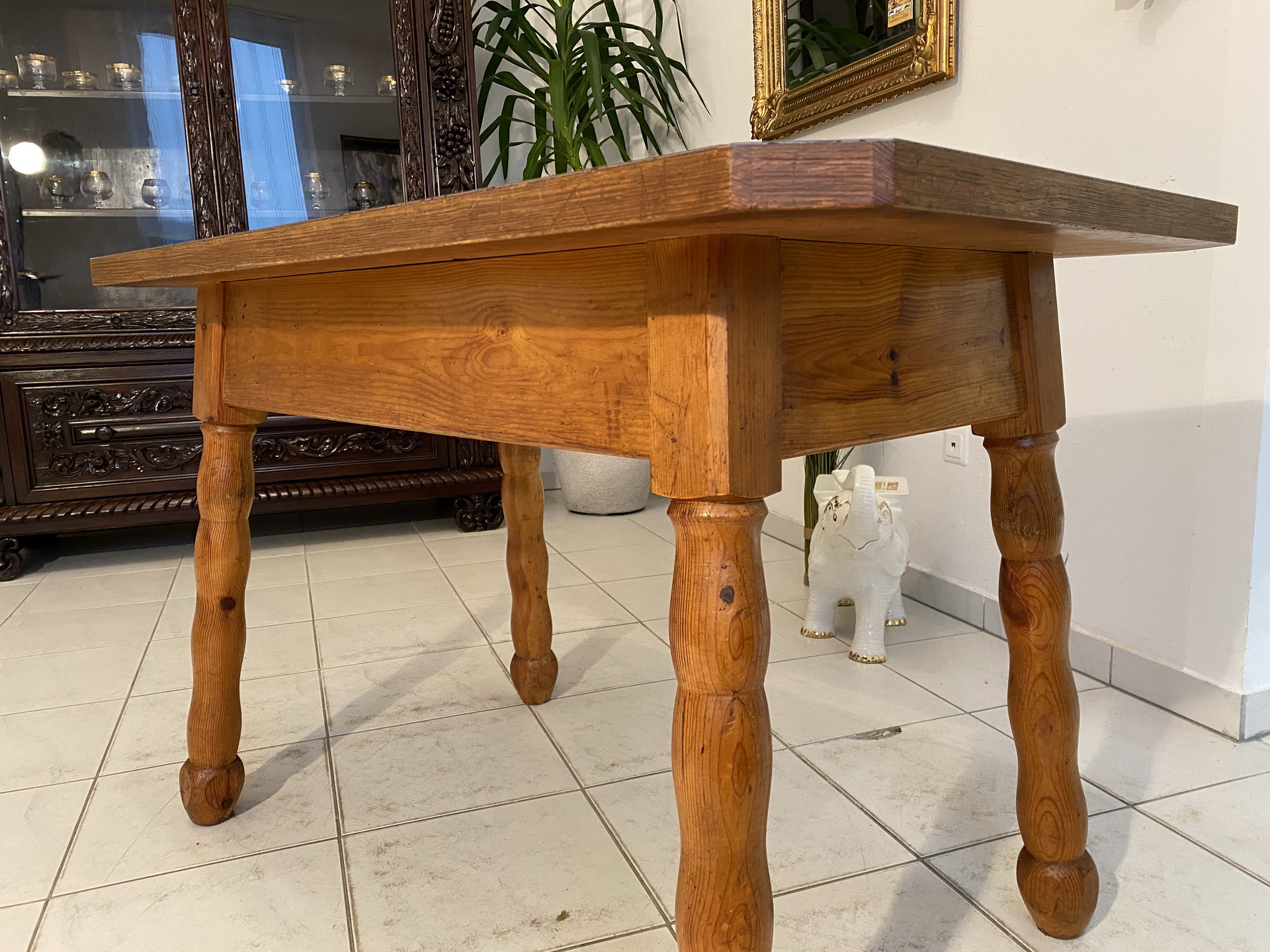Alter uriger Bauerntisch aus Zirbenholz, stabil und pflegeleicht, A2586