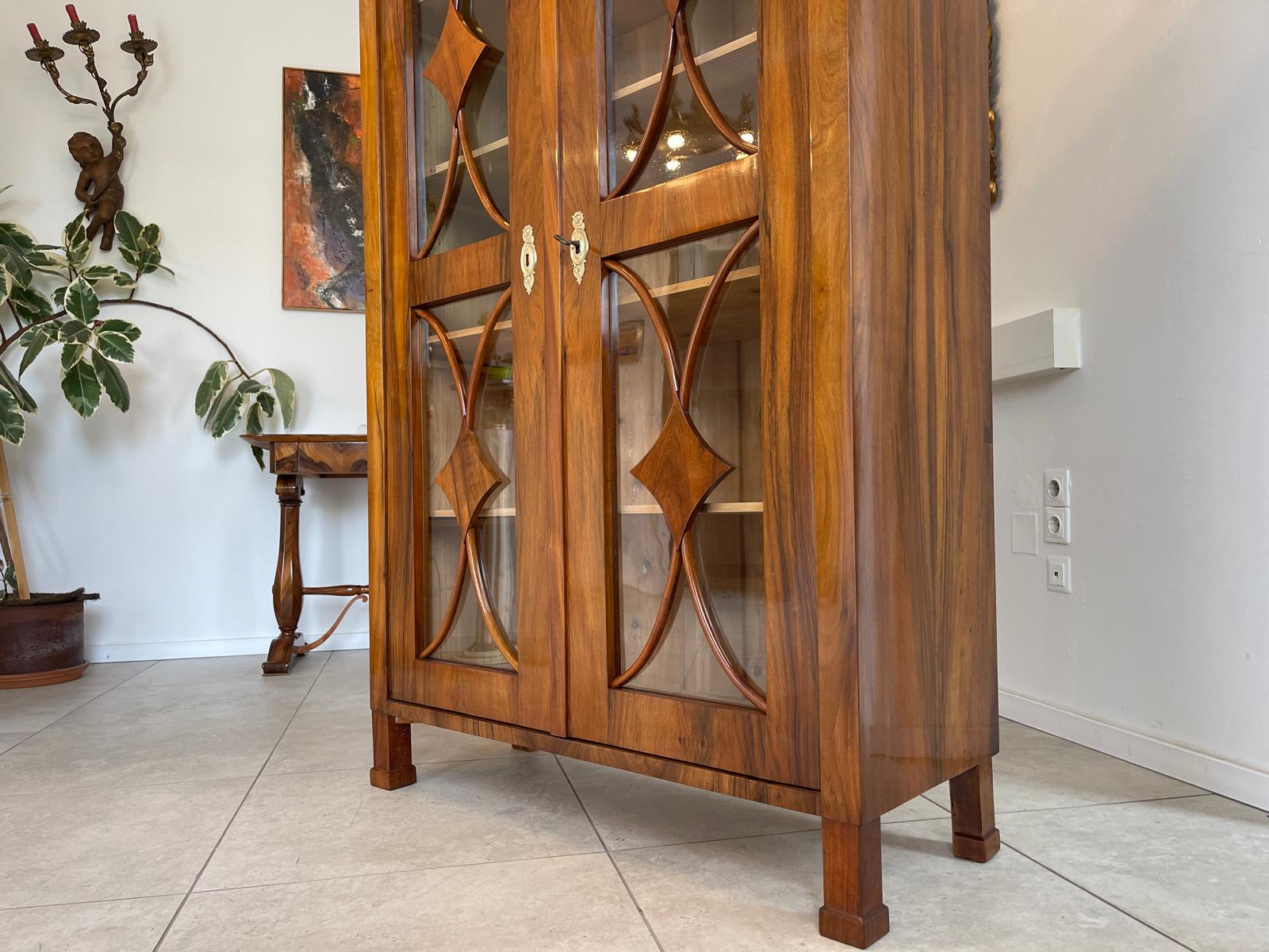 Restaurierte Biedermeier Vitrine Bücherschrank Glasschrank ANTIQUITÄT Nussholz G1678