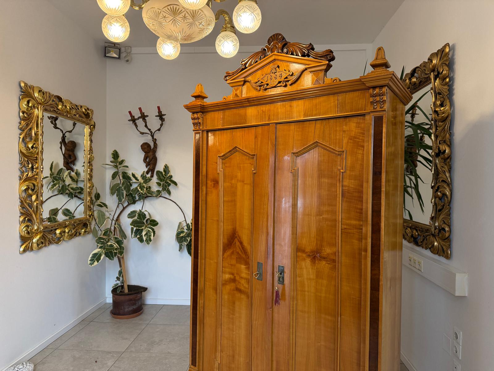 Altrestaurierter Gründerzeit Kasten Kleiderkasten Nussholz Kronenschrank D1065-1