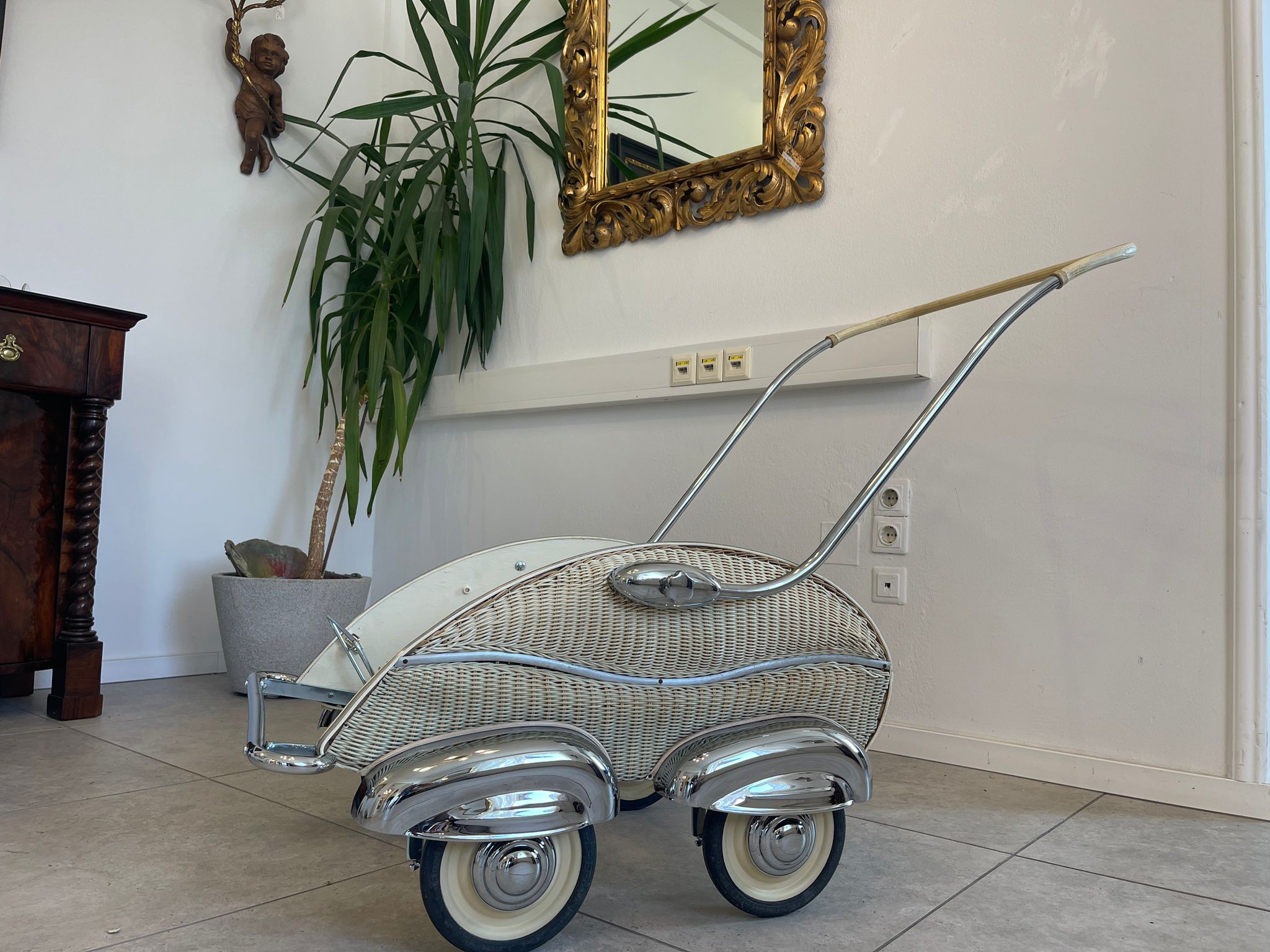 6519cae8-2749-4aae-a521-aaa42cdb72b8-1 Vintage Wicker Kinderwagen Buggy Korbpuppen Wagen - Klassischer, geflochtenem Korb, restauriert Stin01