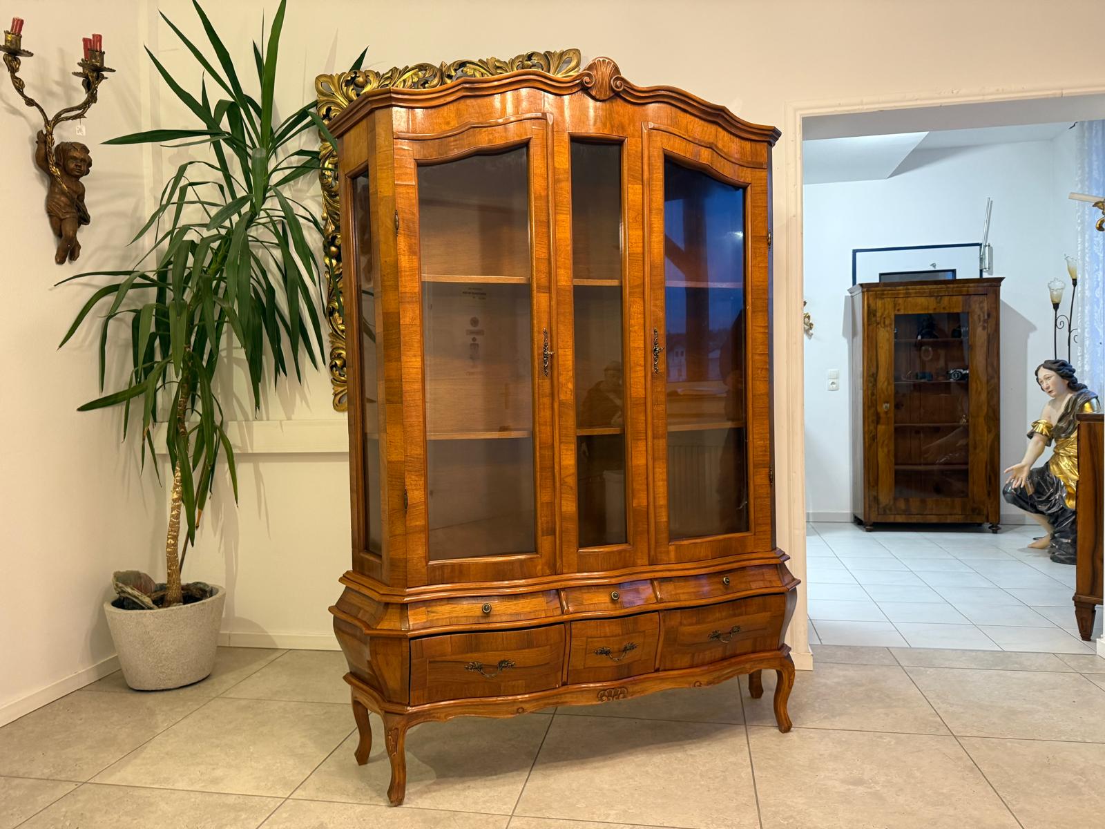 Barockstil Vitrine Nussholz Glasschrank Bücherschrank G2259