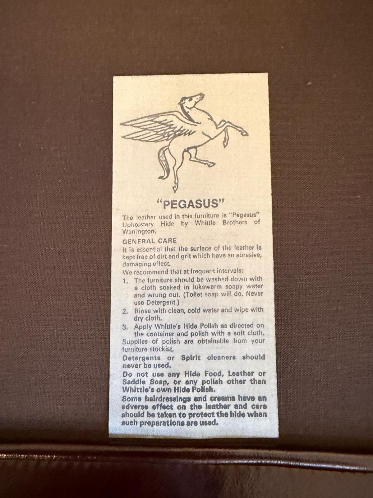 Chesterfield Ensemble 3 teilig Ledersofa Fauteuils Clubmöbel Cultmöbel D1110