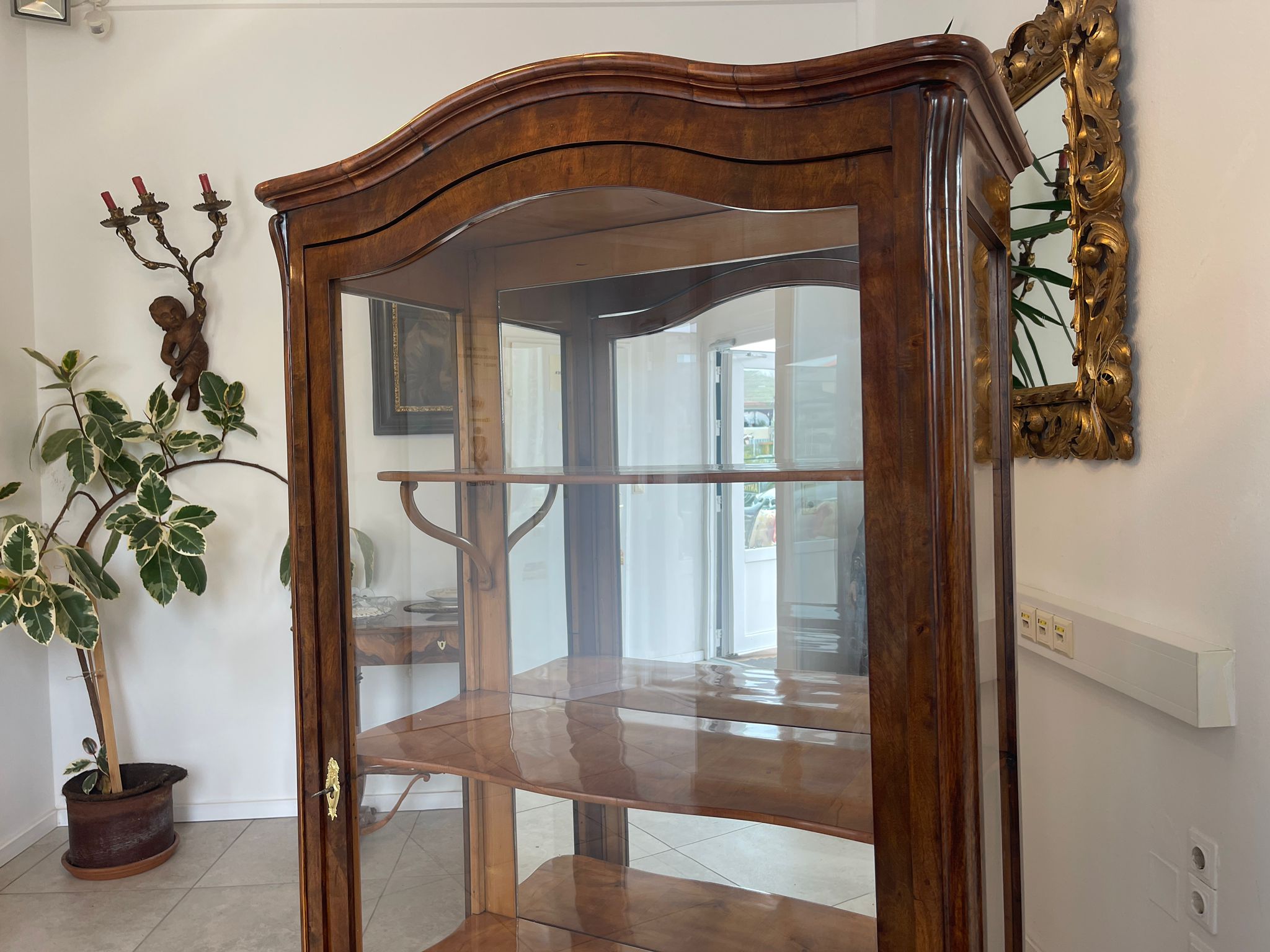 Restaurierte Biedermeier Vitrinenschrank Glasschrank Nussholz Antiquität G1615