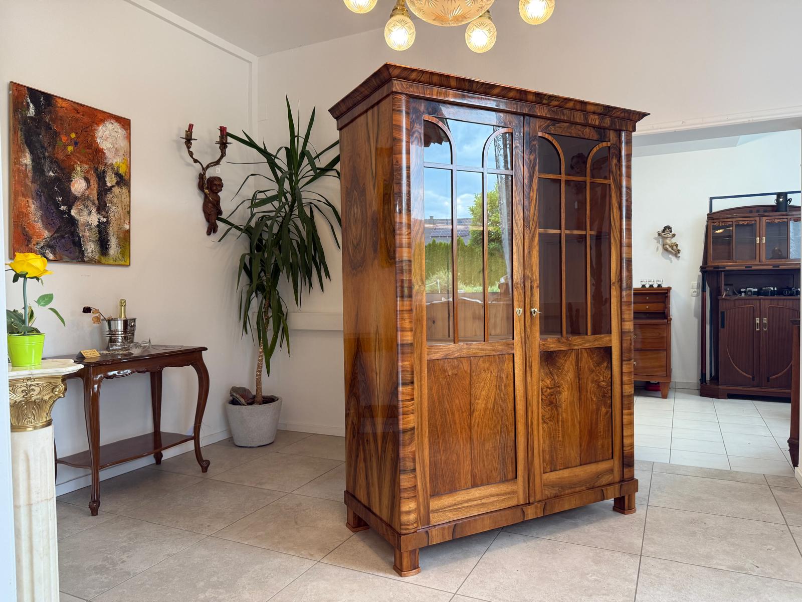 SALE Biedermeier Vitrine Bücherschrank Sammlervitrine Nussholz Antiquität G1813