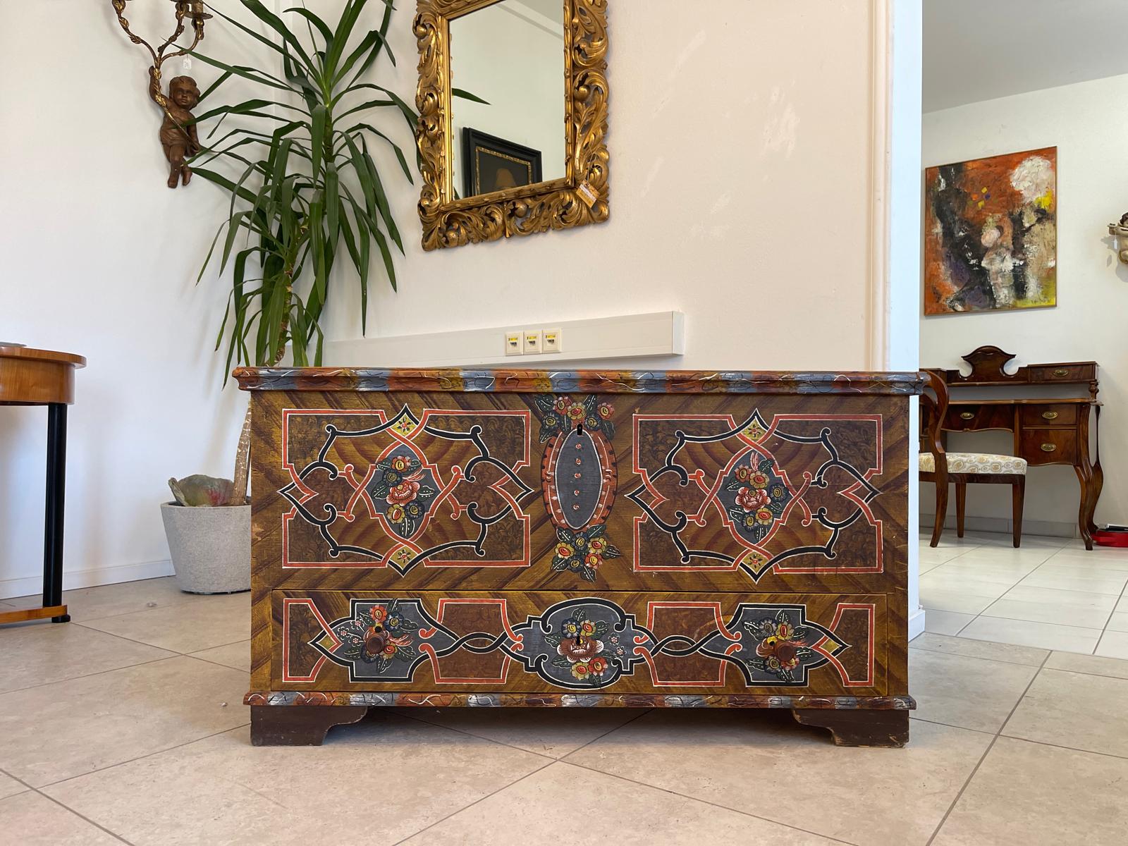 Urige gefasste bemalte Bauerntruhe mit Blumenmotiven G1270