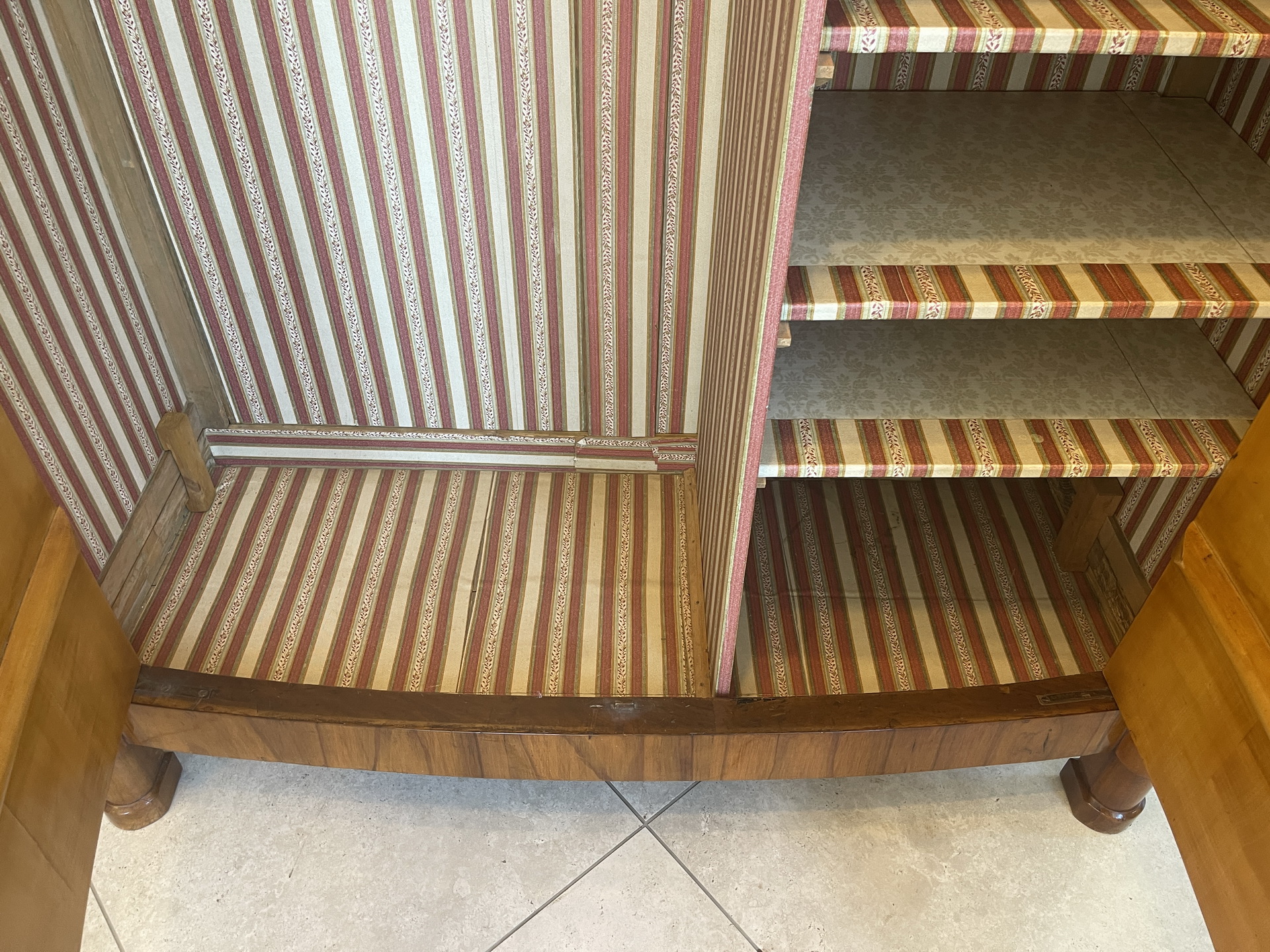 IMG_9645 Altrestaurierter Empire Säulenschrank Kleiderkasten Nussholz A4468